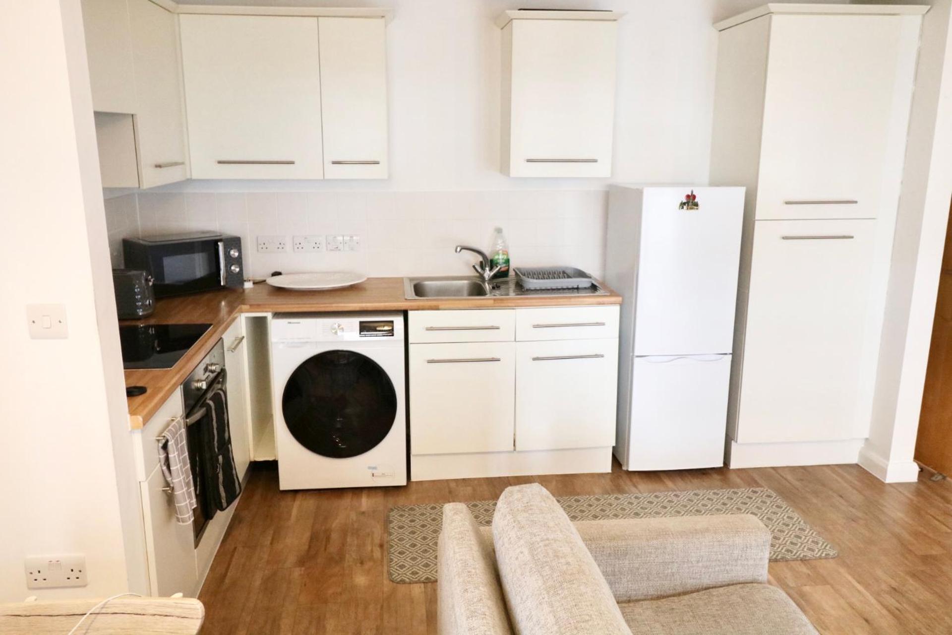 Modern 2 Bed Close To Station Appartement *