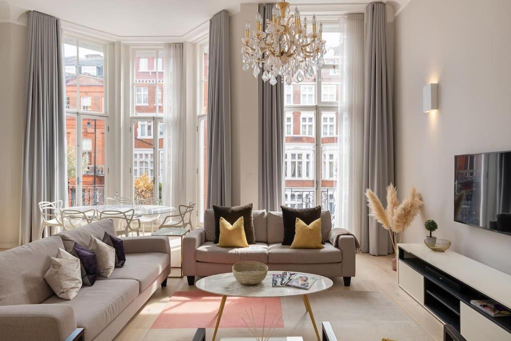 Presidential With 14ft High Ceilings & Private Elevator Apartment *