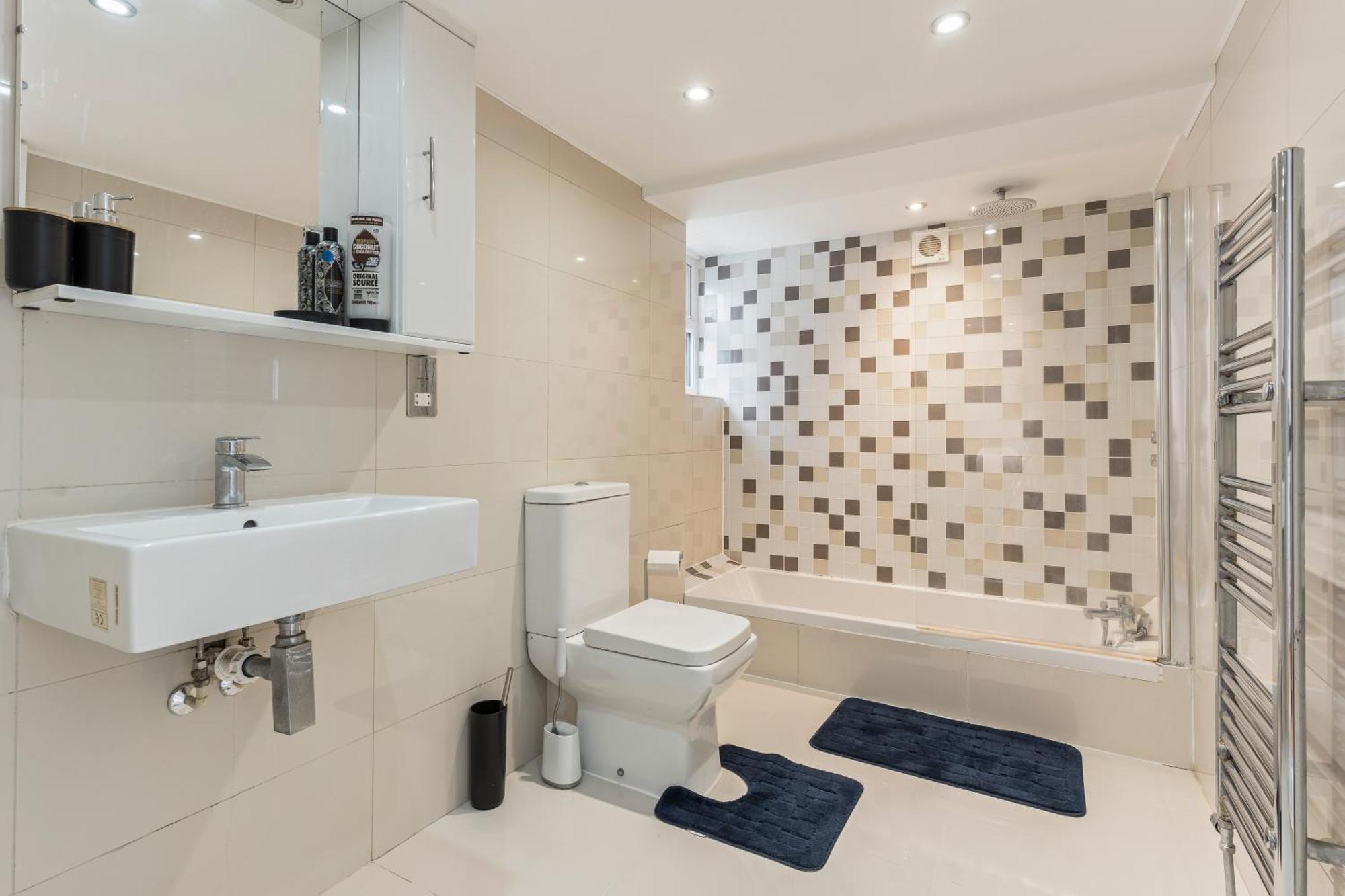 Apartamento Charming 2-bed Flat With Garden In *