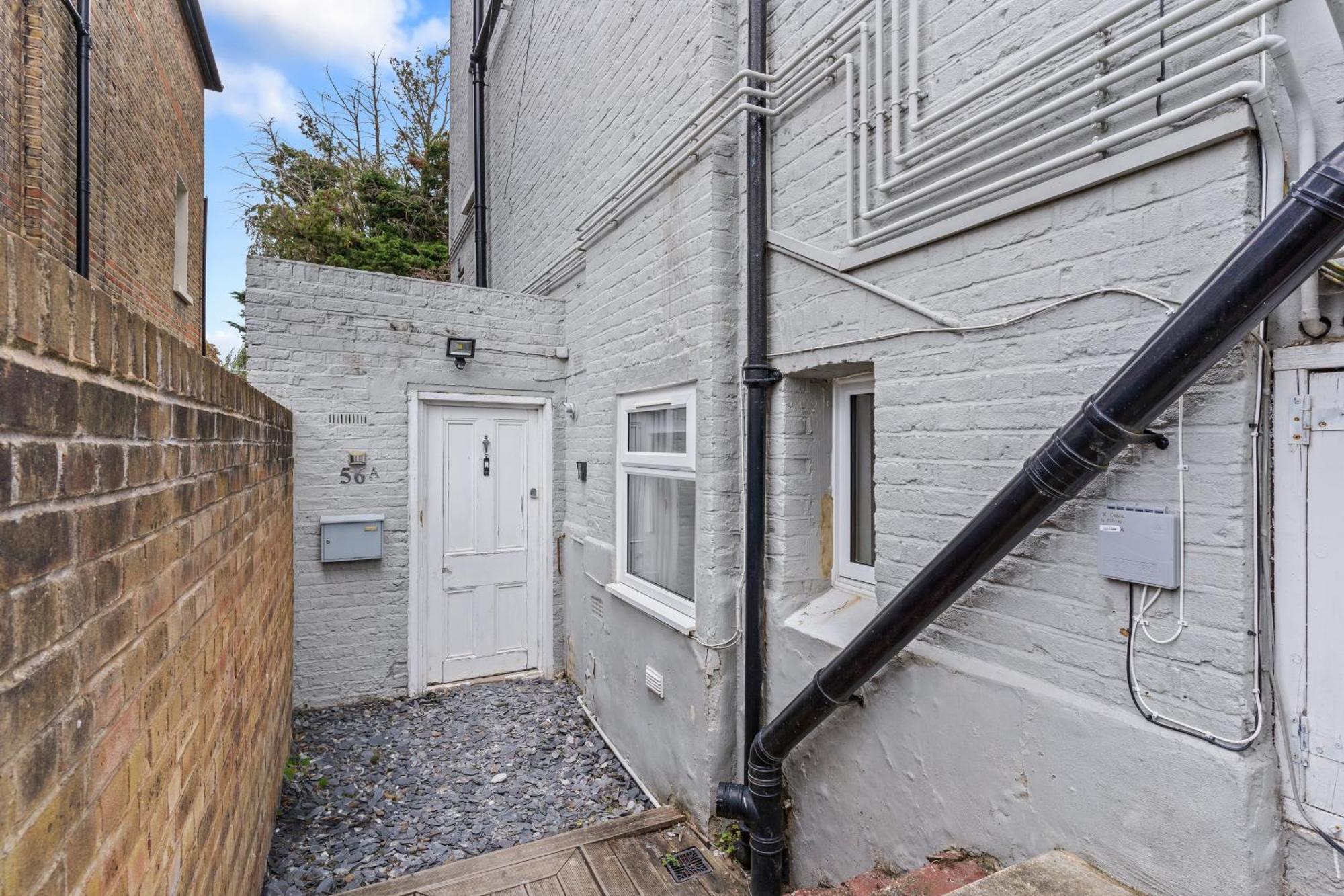 Charming 2-bed Flat With Garden In Apartamento Londres