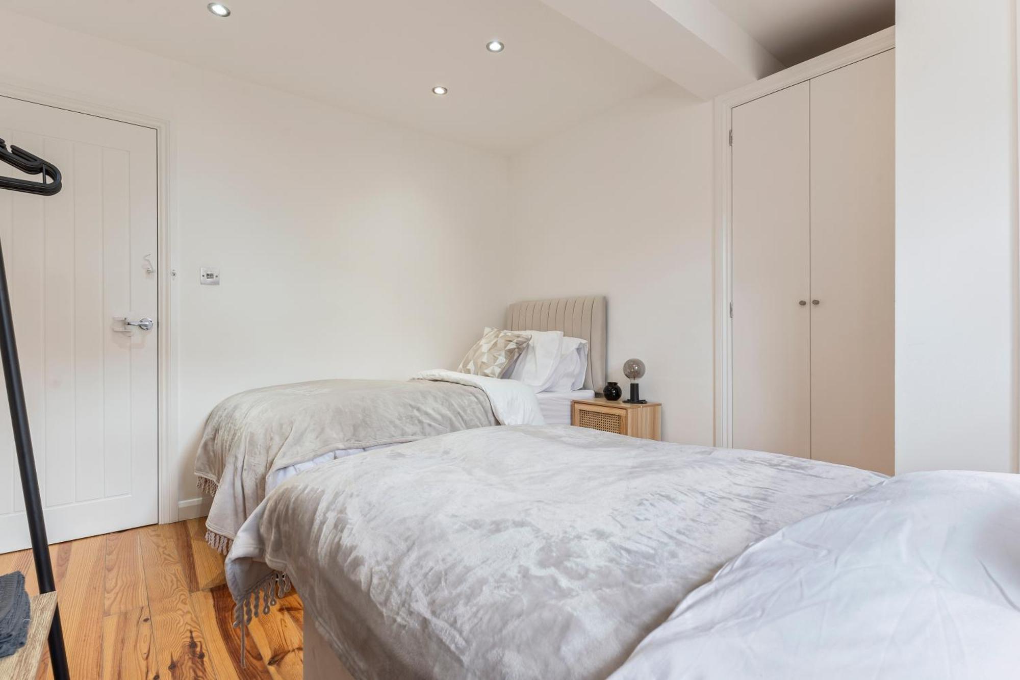 Charming 2-bed Flat With Garden In Apartamento Londres