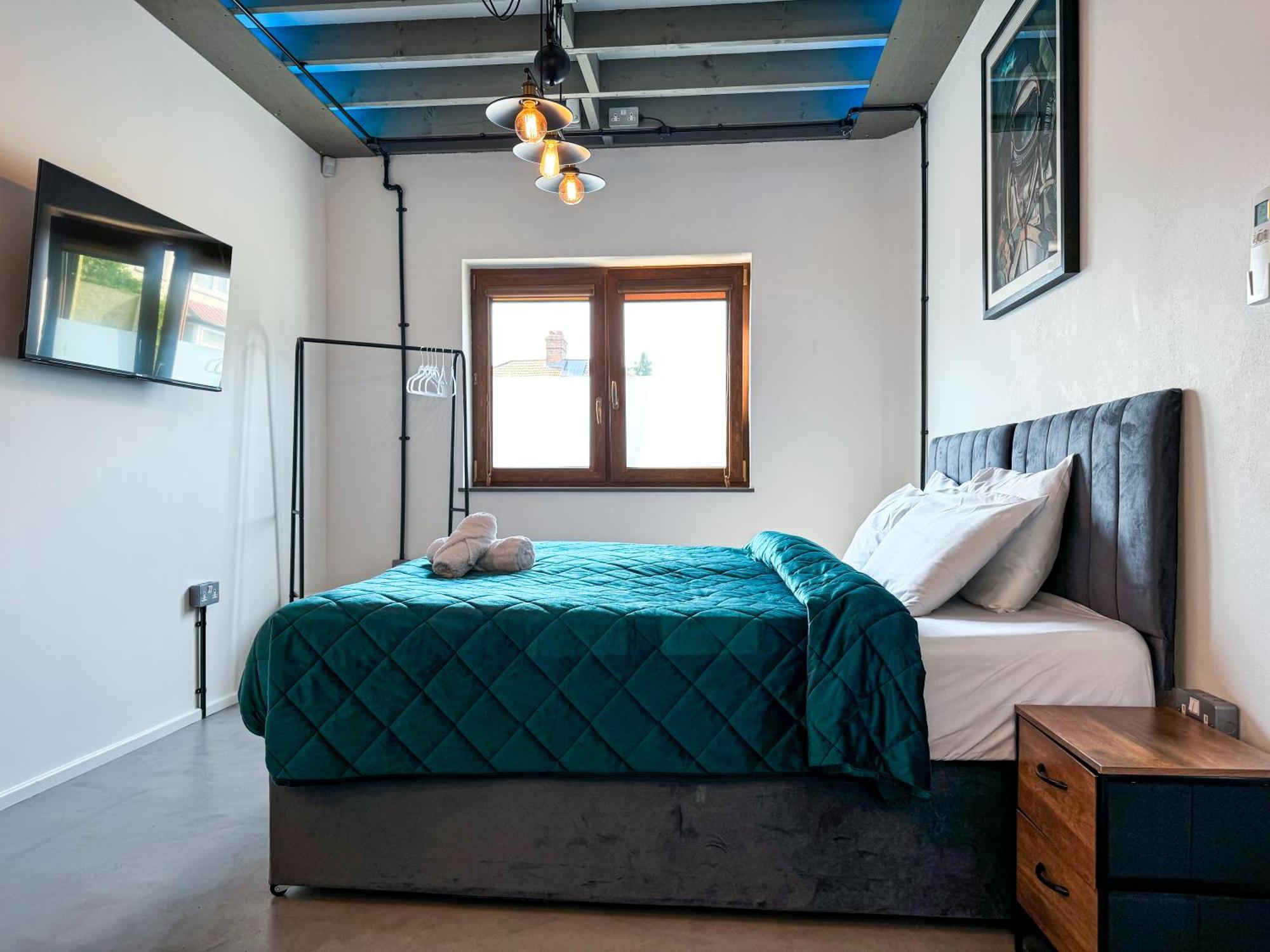 Unique With Private Garden Apartment London