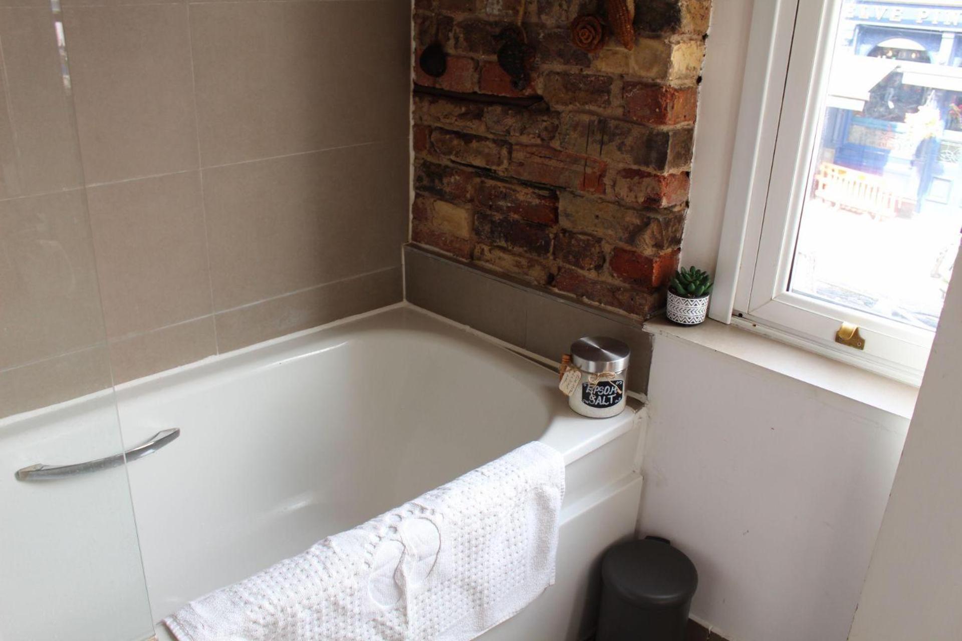 Charming With Sofabed Apartment London