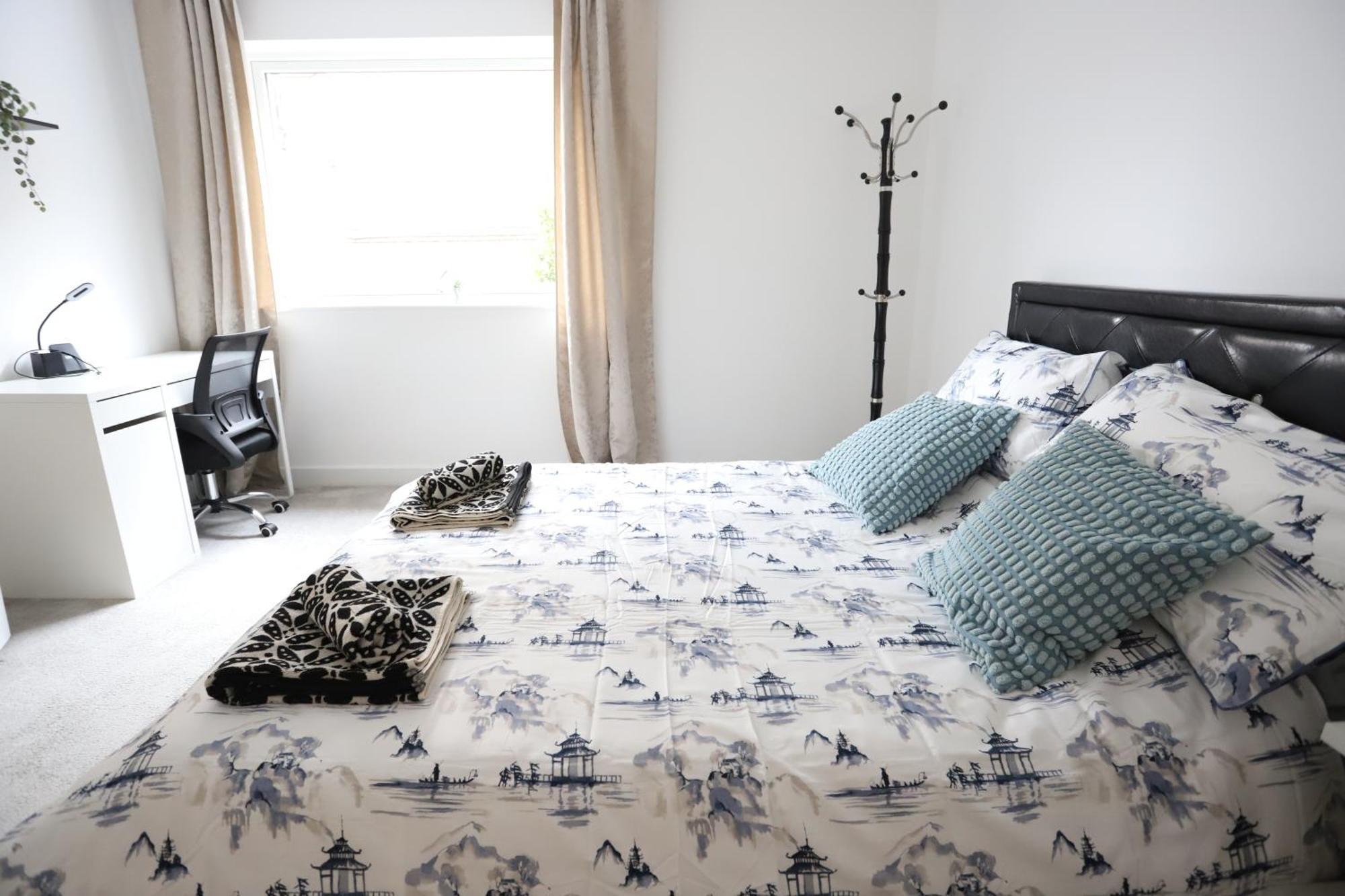 Spacious 3-story Retreat With Rooftop Terrace And Modern Amenities Apartment *