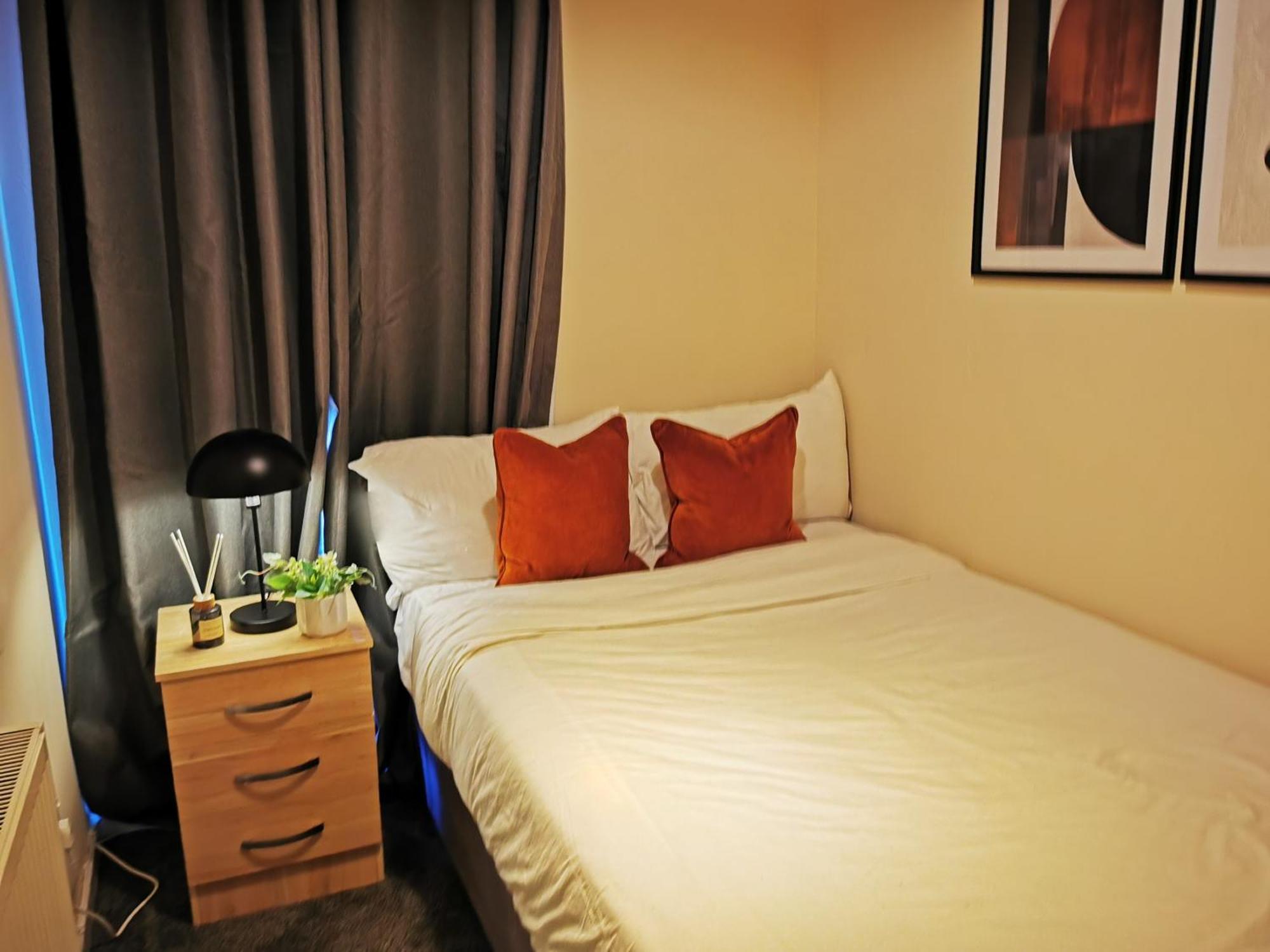 Ferienhaus Charming House With 3 Bedrooms Near O2arena