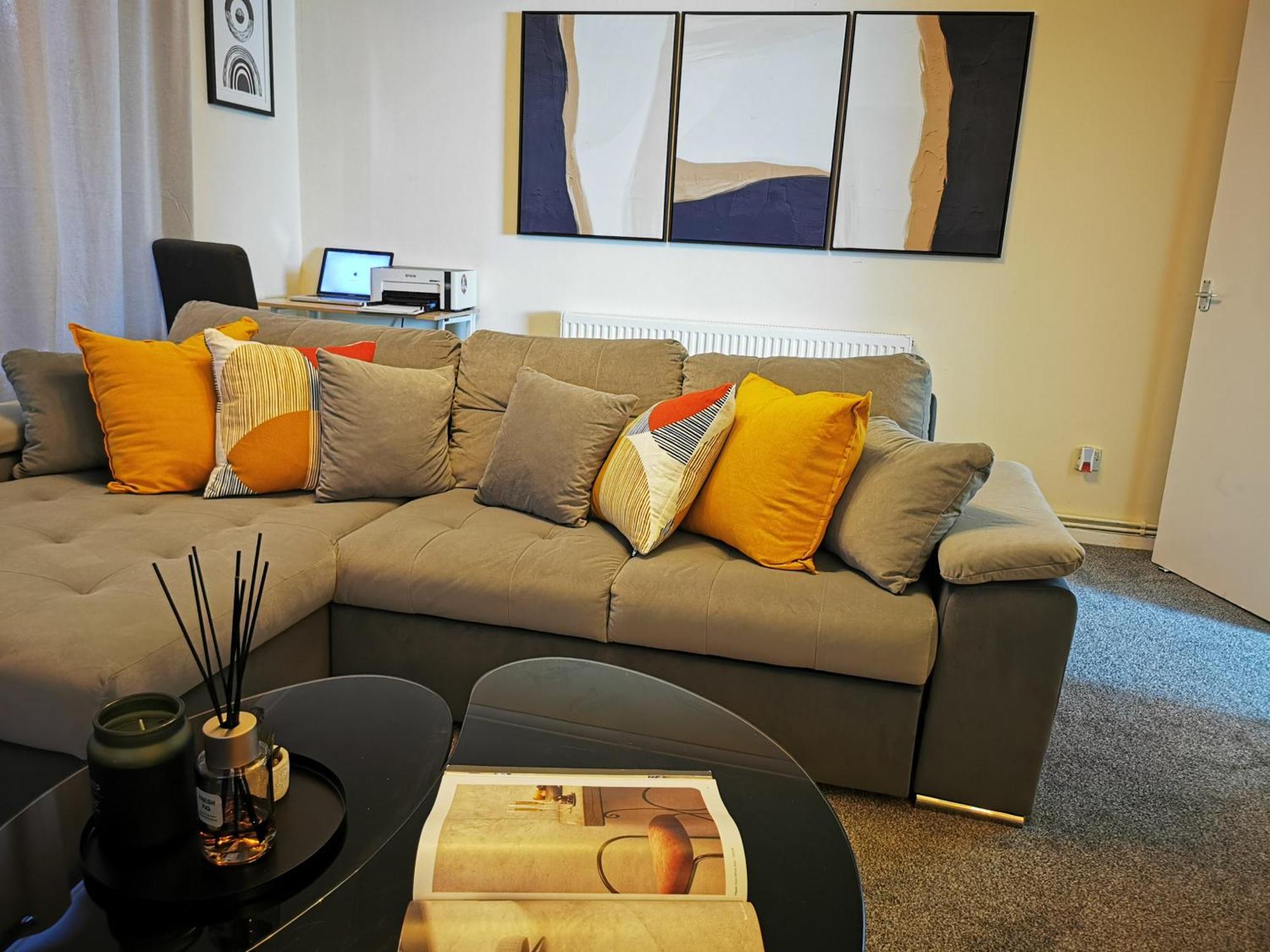 Ferienhaus Charming House With 3 Bedrooms Near O2arena