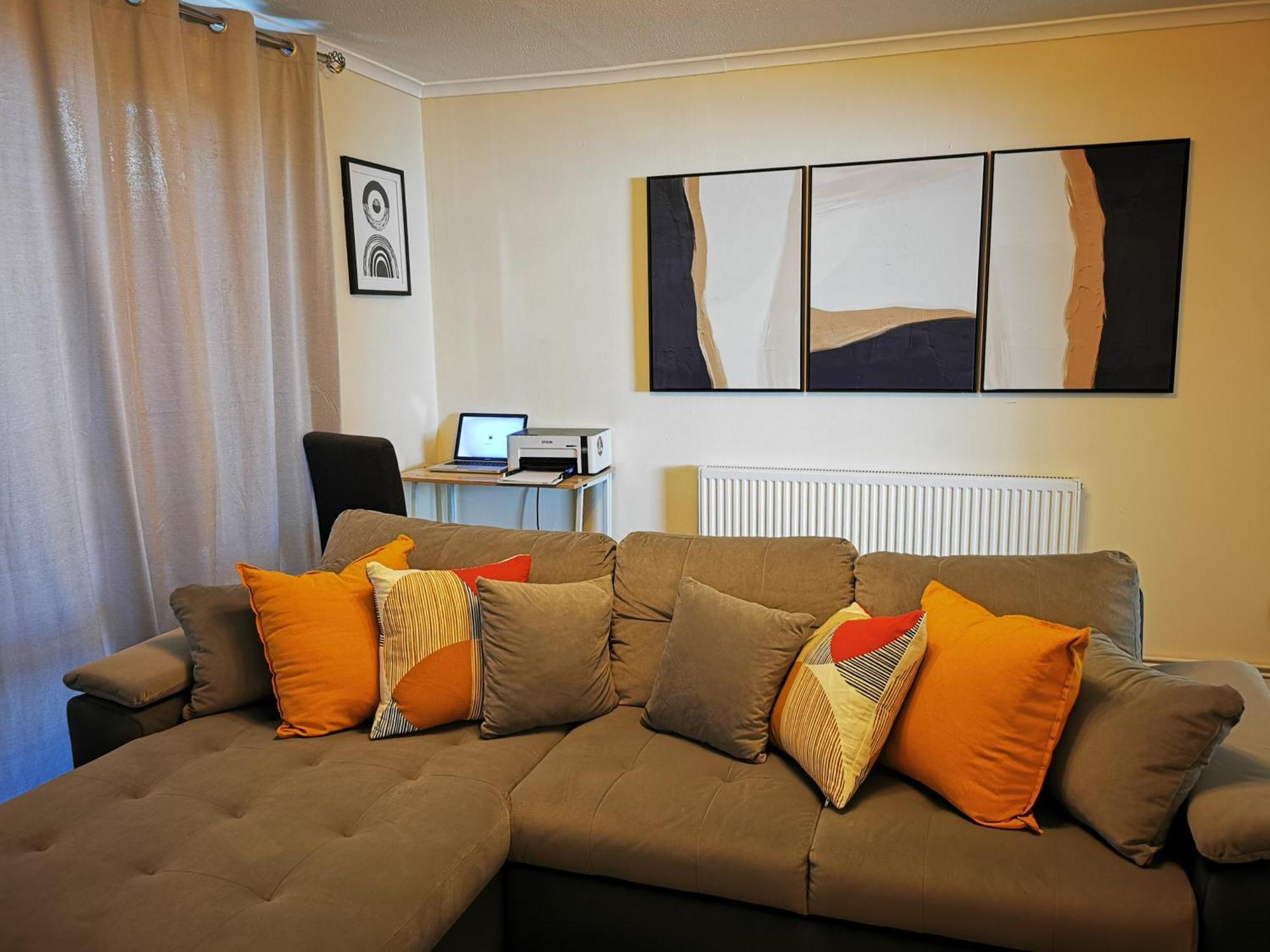 Ferienhaus Charming House With 3 Bedrooms Near O2arena