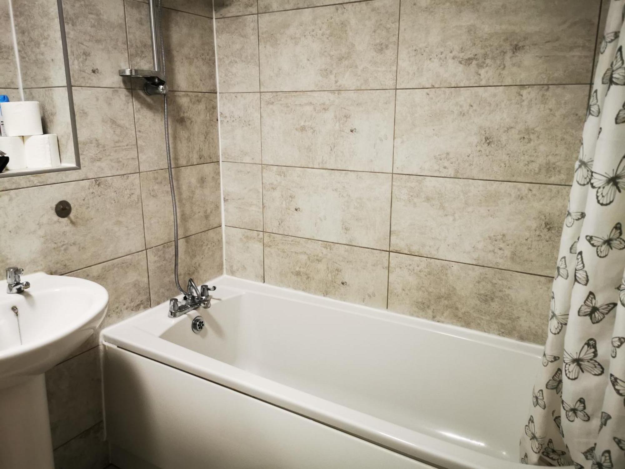 Ferienhaus Charming House With 3 Bedrooms Near O2arena *