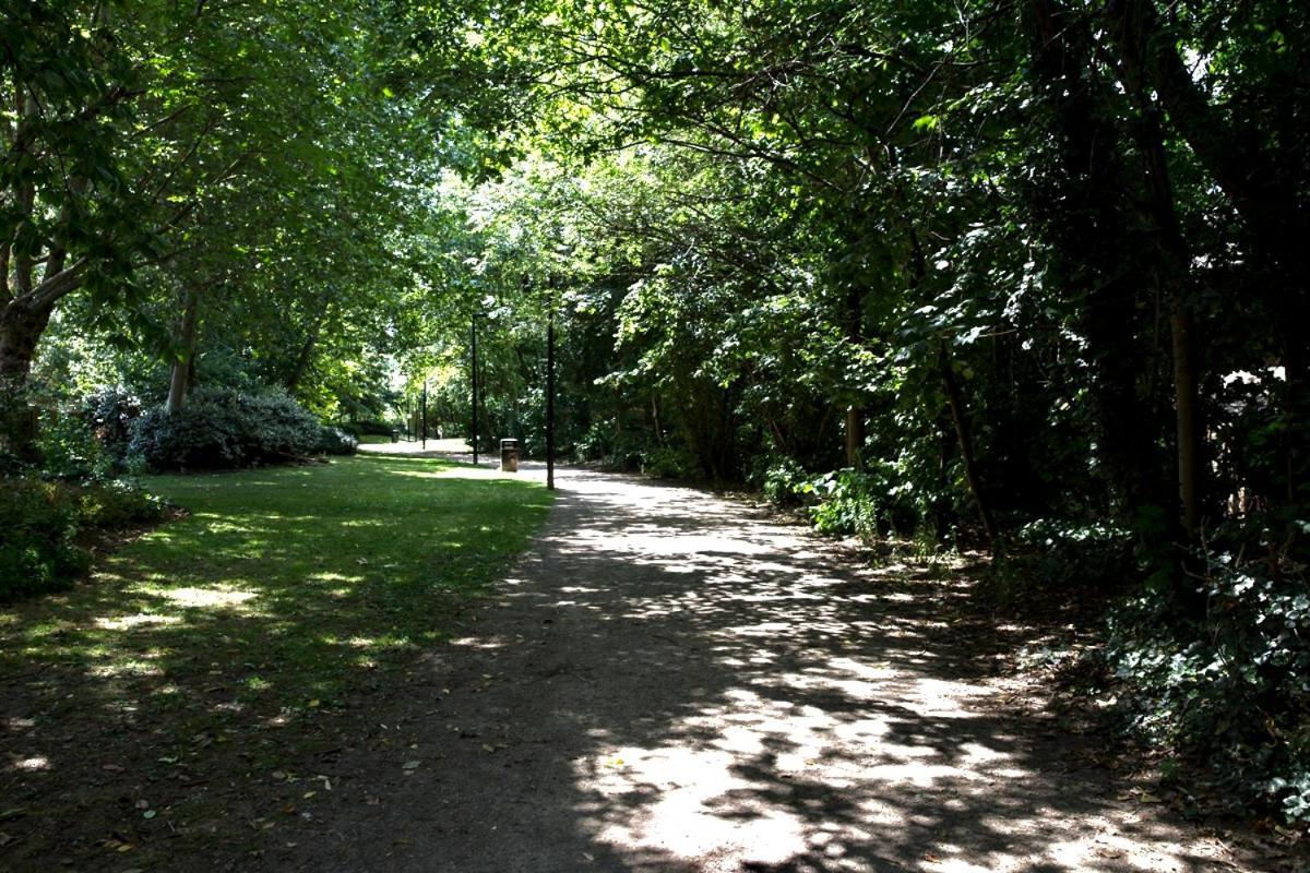 Newly Refurbished Flat With Great Transport Links Apartment *