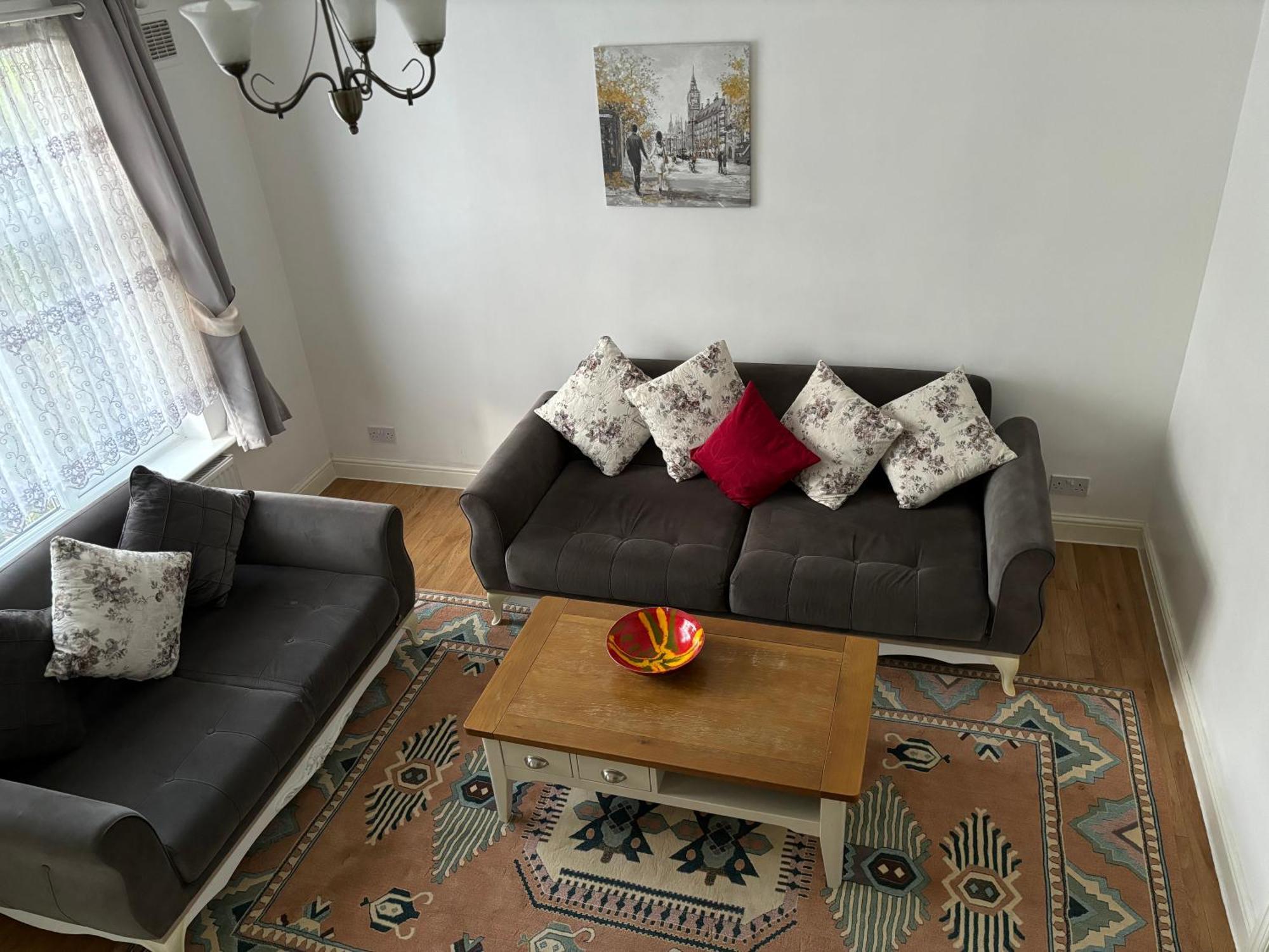 Spacious 2 Bedroom House With Garden * Londen