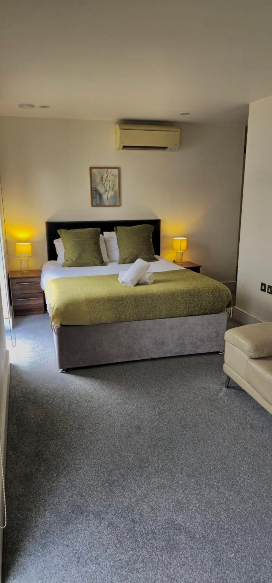 Spacious 3-bed 3-bath Luxury With Balcony Hyde Park London