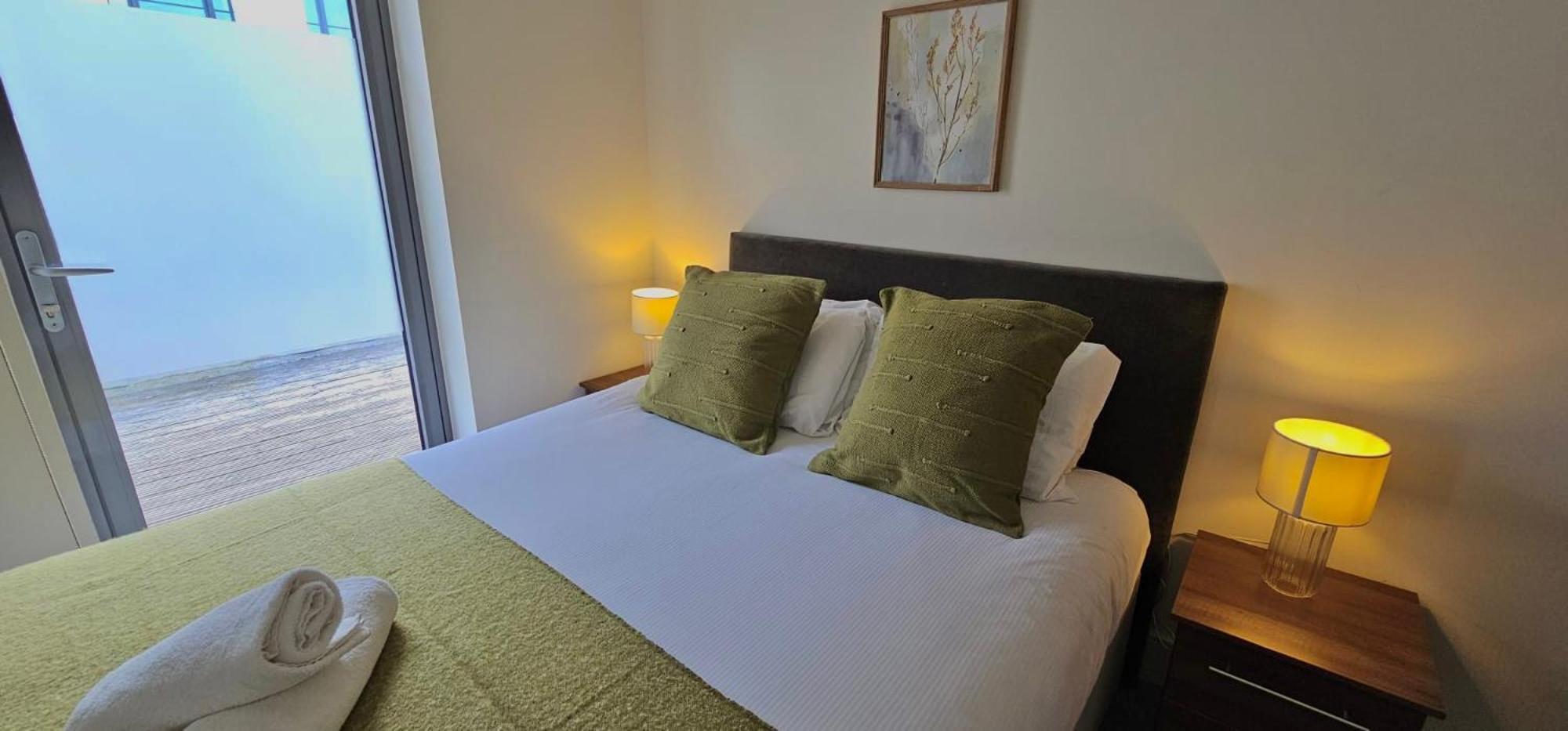 Spacious 3-bed 3-bath Luxury With Balcony Hyde Park