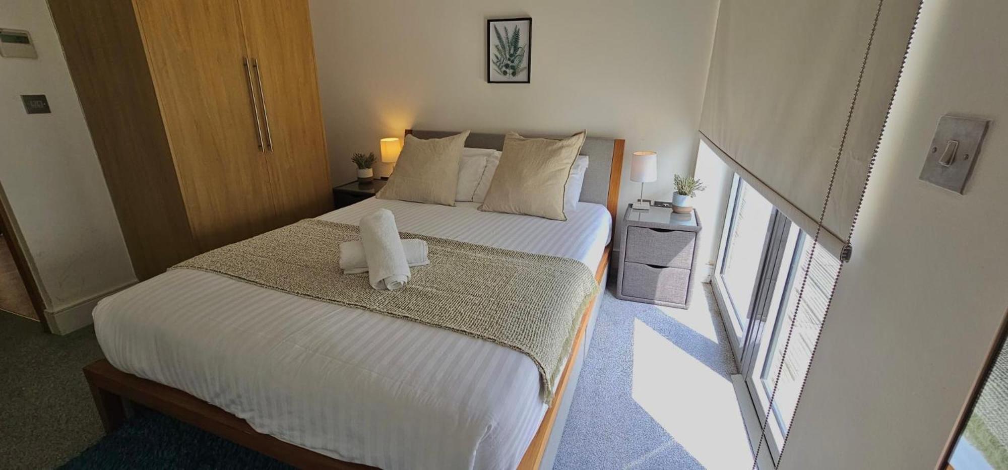 Spacious 3-bed 3-bath Luxury With Balcony Hyde Park Apartment