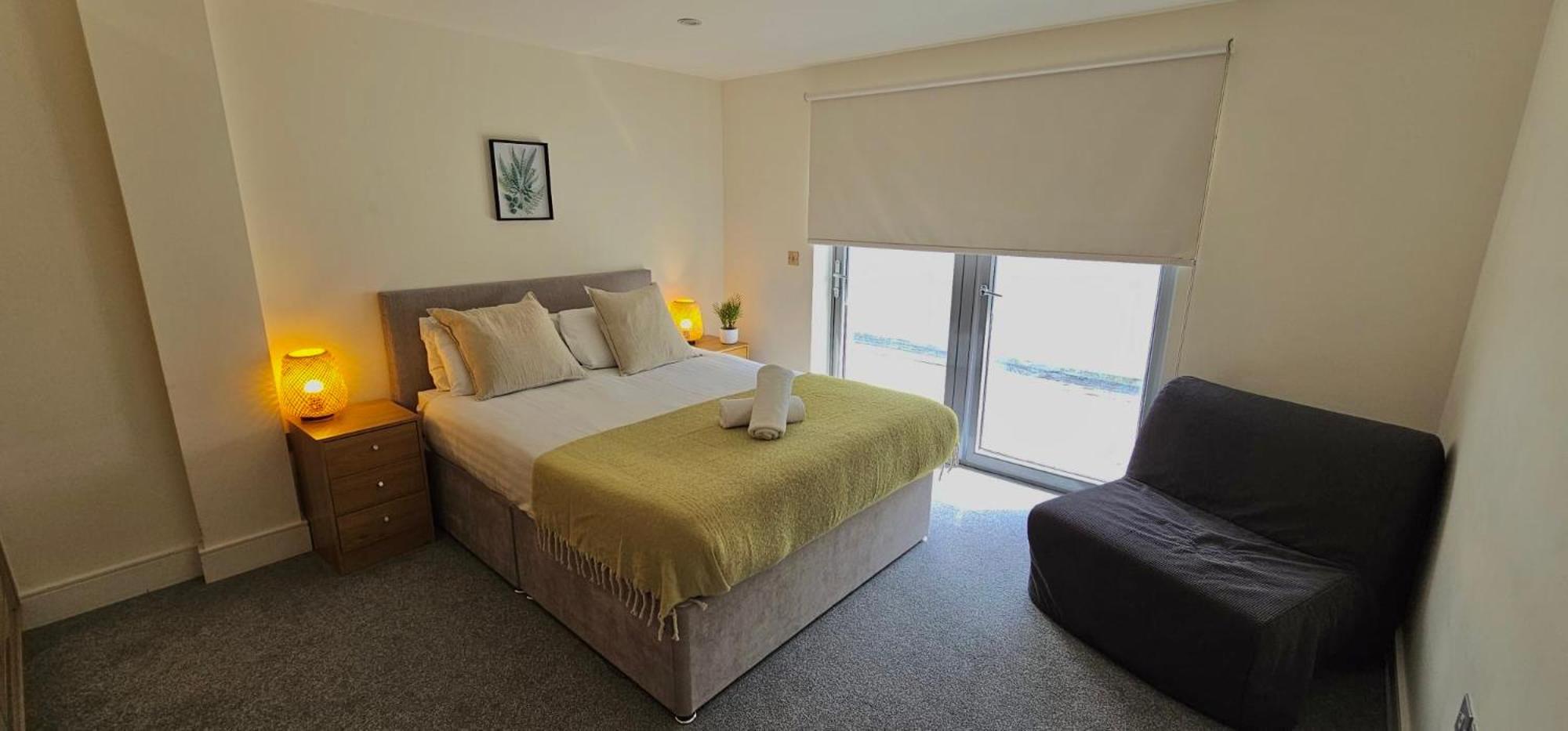 Spacious 3-bed 3-bath Luxury With Balcony Hyde Park Apartment *