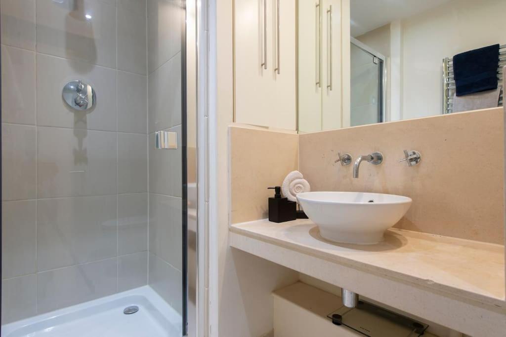 24hr Concierge, Gym, Pool, Museum, Shopping Centre Apartment *