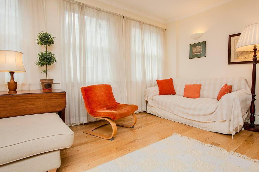 Bright 2 Bedroom Flat In Apartment