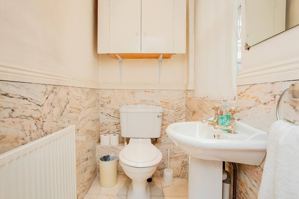 Apartment Bright 2 Bedroom Flat In *