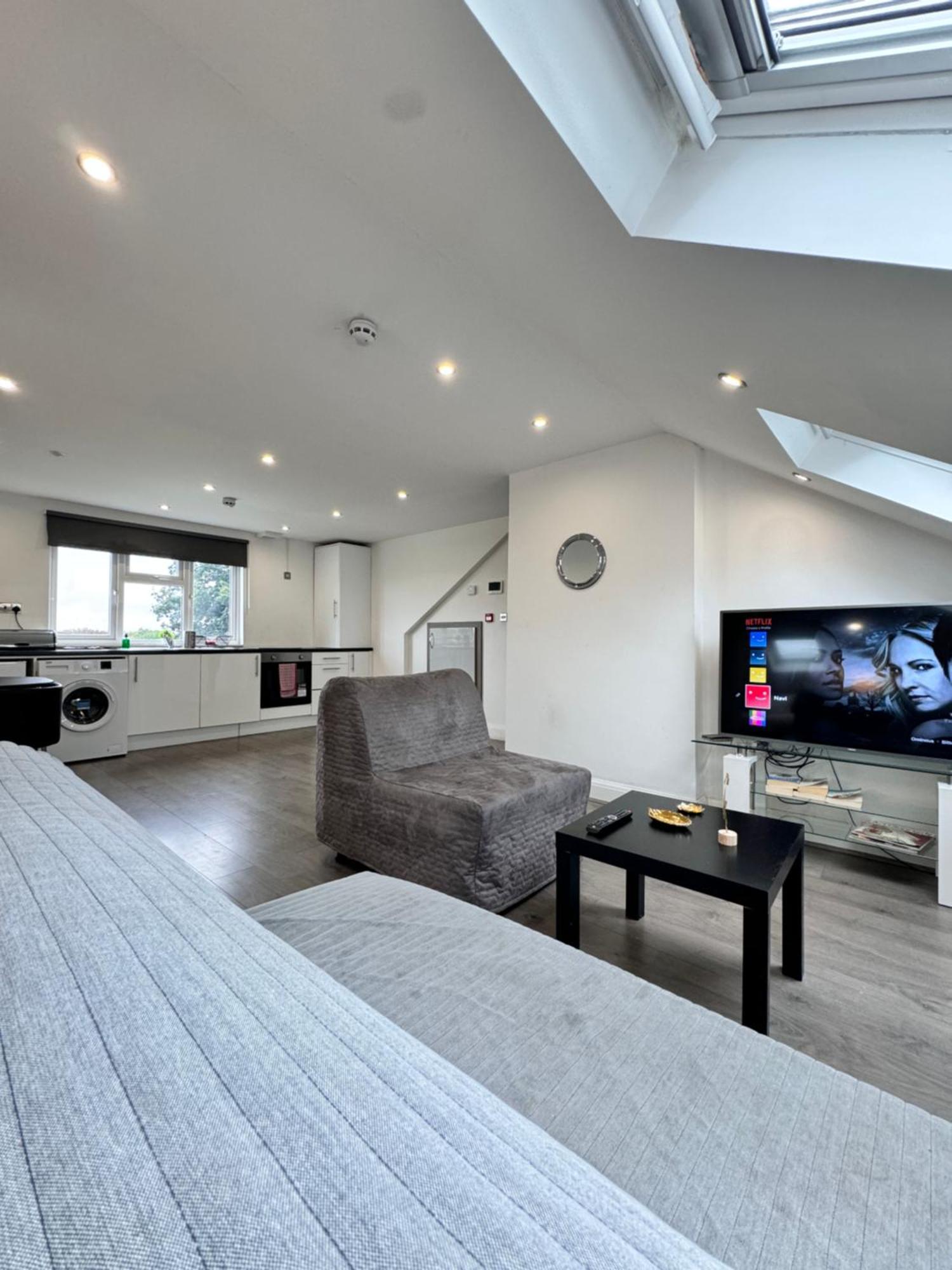 Apartment Hatton Heathrow Airport- Free Parking-free Underground To And From Heathrow Airport Hatton Cross Picture-see Fast Hatton Cross To 30min