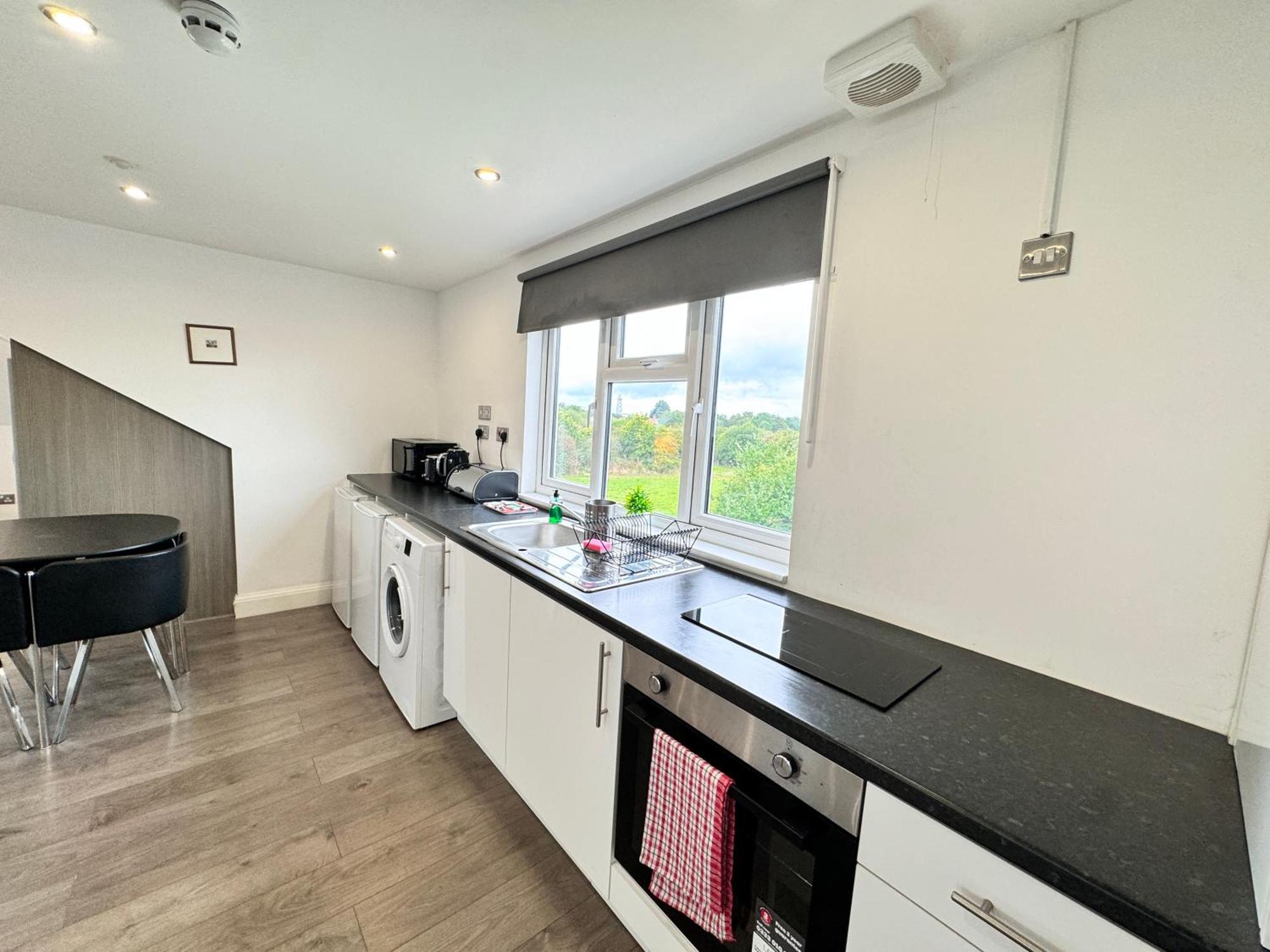 Hatton Heathrow Airport- Free Parking-free Underground To And From Heathrow Airport Hatton Cross Picture-see Fast Hatton Cross To 30min Apartment London