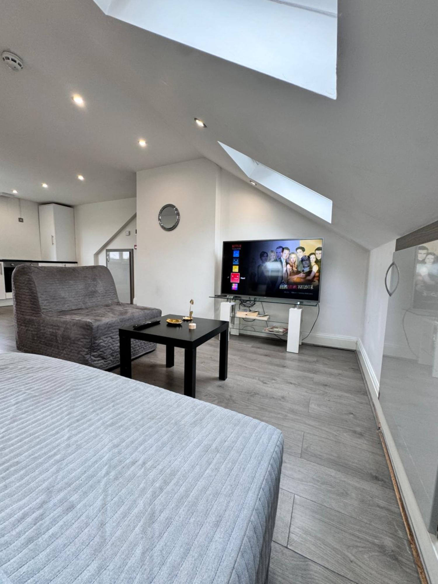Apartment Hatton Heathrow Airport- Free Parking-free Underground To And From Heathrow Airport Hatton Cross Picture-see Fast Hatton Cross To 30min London