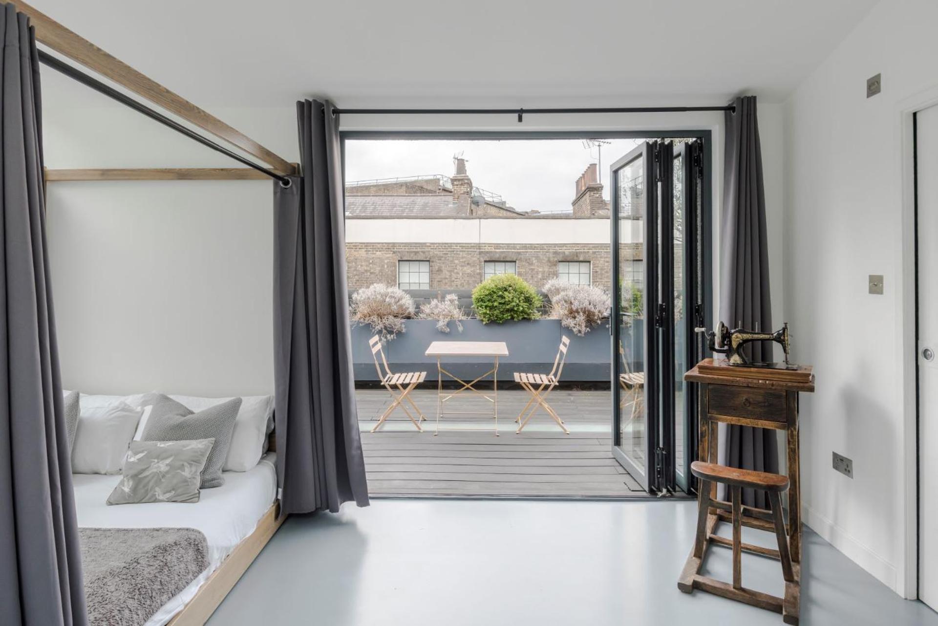 The Dream Factory - Bridge- By Frankie Says Holiday home