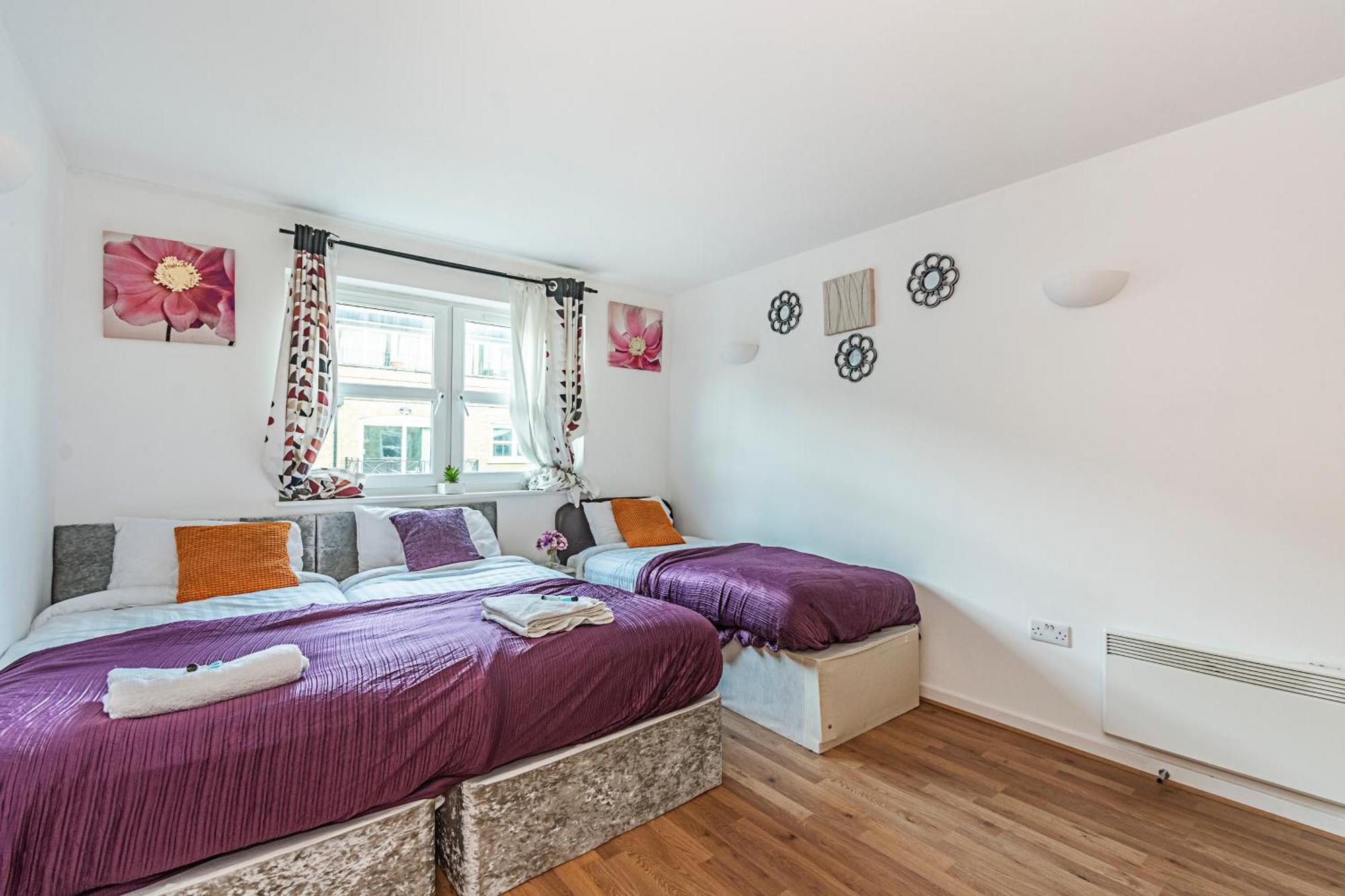 Heads On Bed- Excel Royal Victoria Dock O2 *