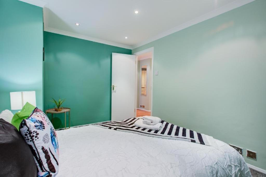 Hyde Park Two Bedroom * London