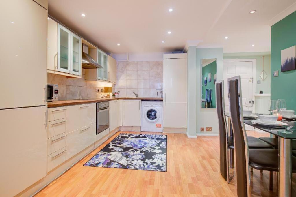 Hyde Park Two Bedroom Apartment