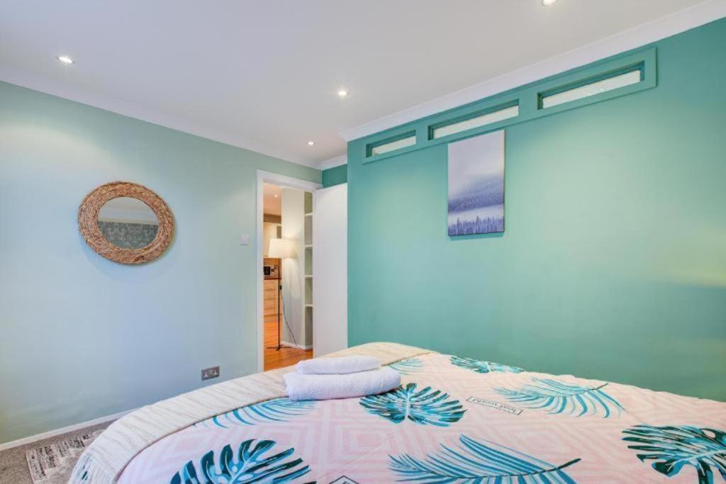 Hyde Park Two Bedroom Apartment *