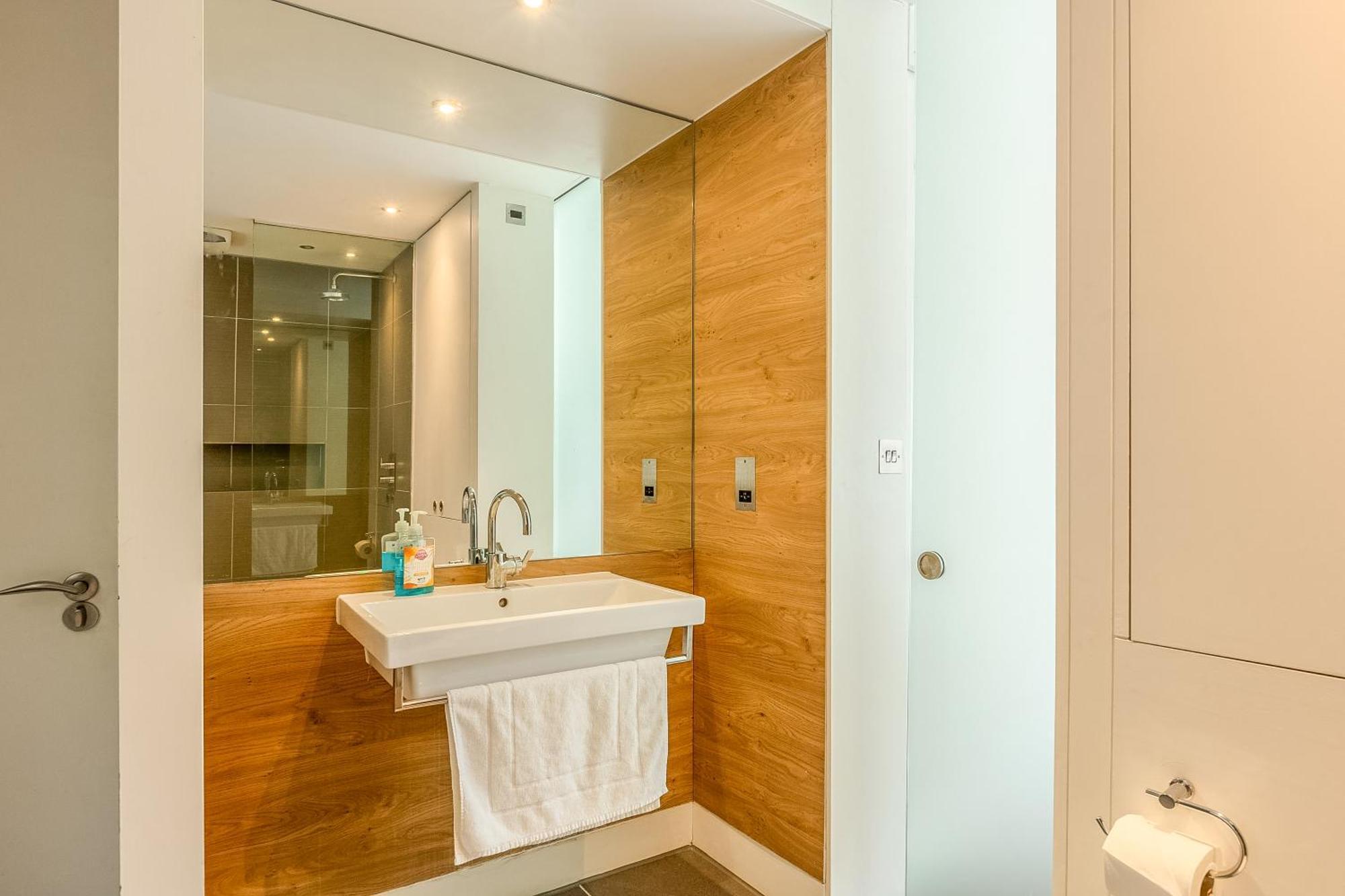 Modern Serviced 3 Minutes From Blackfriars Station Appartement Londen