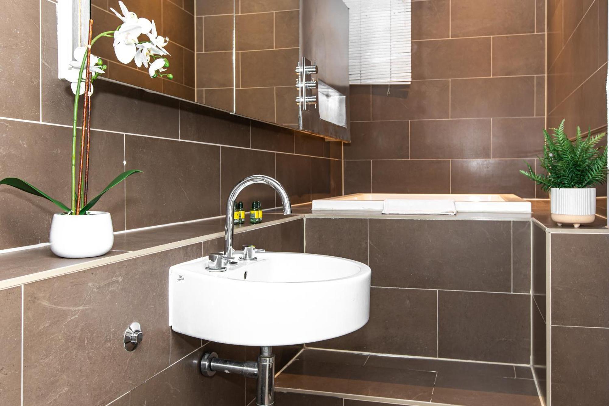 Modern Serviced 3 Minutes From Blackfriars Station Apartment