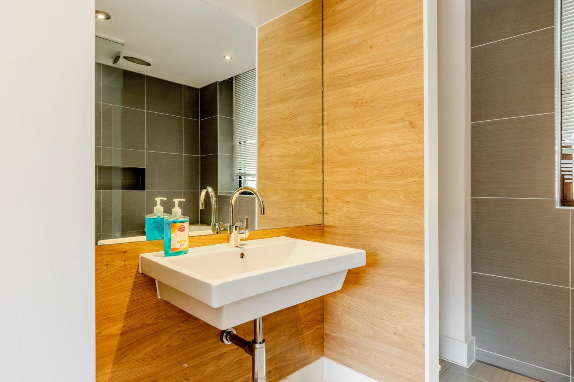 Modern Serviced 3 Minutes From Blackfriars Station * Londen