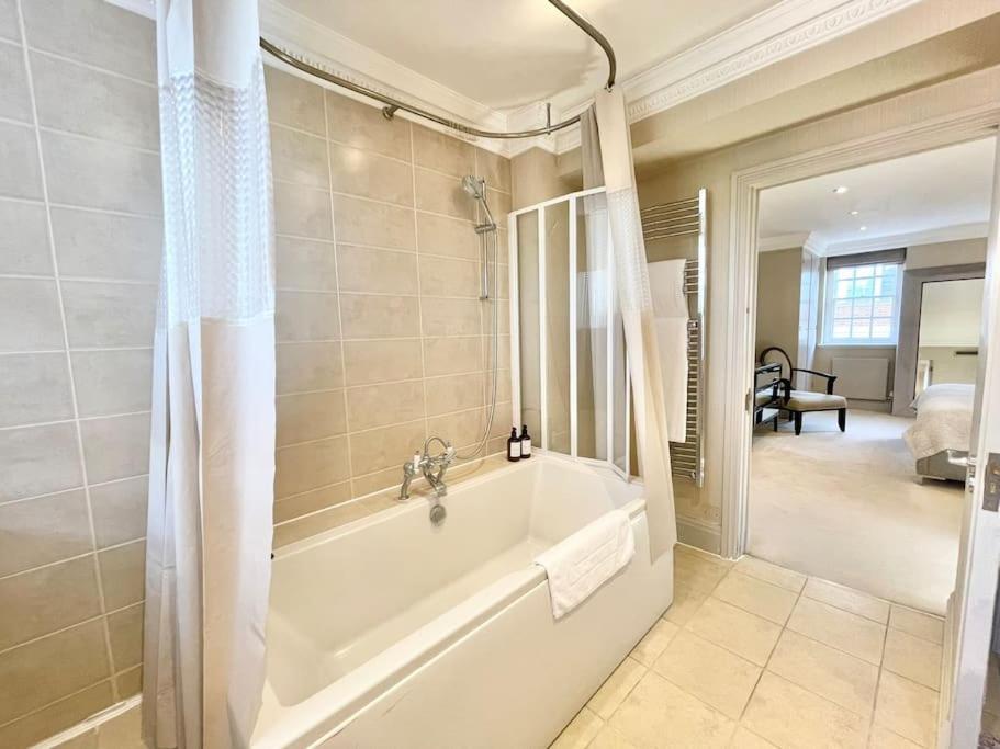 Luxury 3-bdr Flat Near Selfridges Mayfair Apartment *
