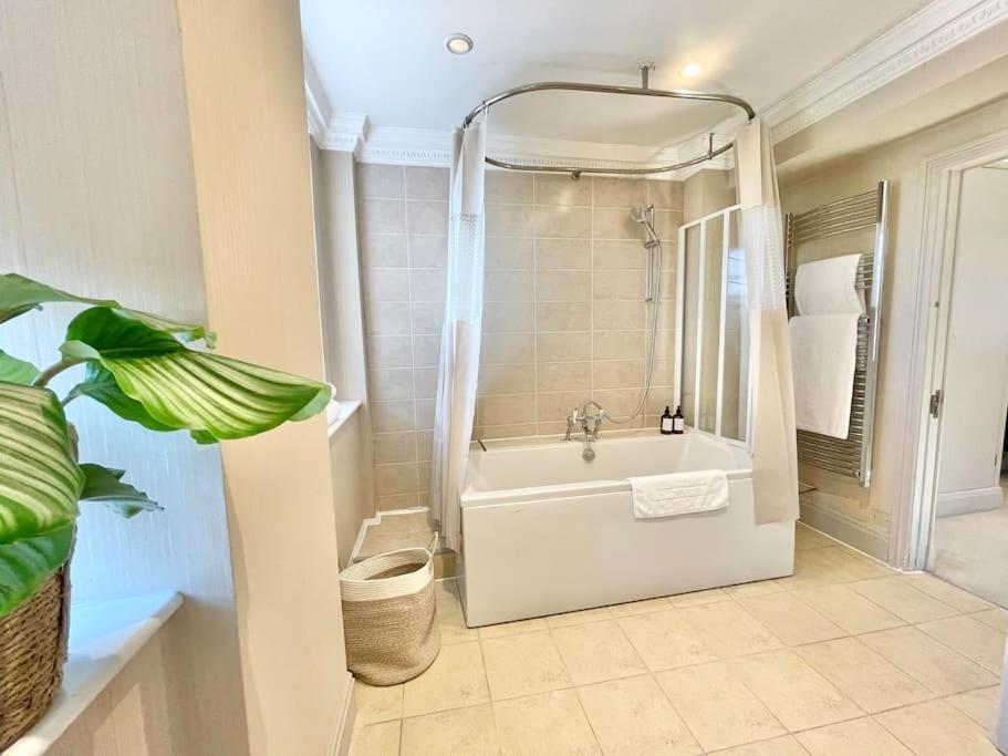 Luxury 3-bdr Flat Near Selfridges Mayfair Apartment *