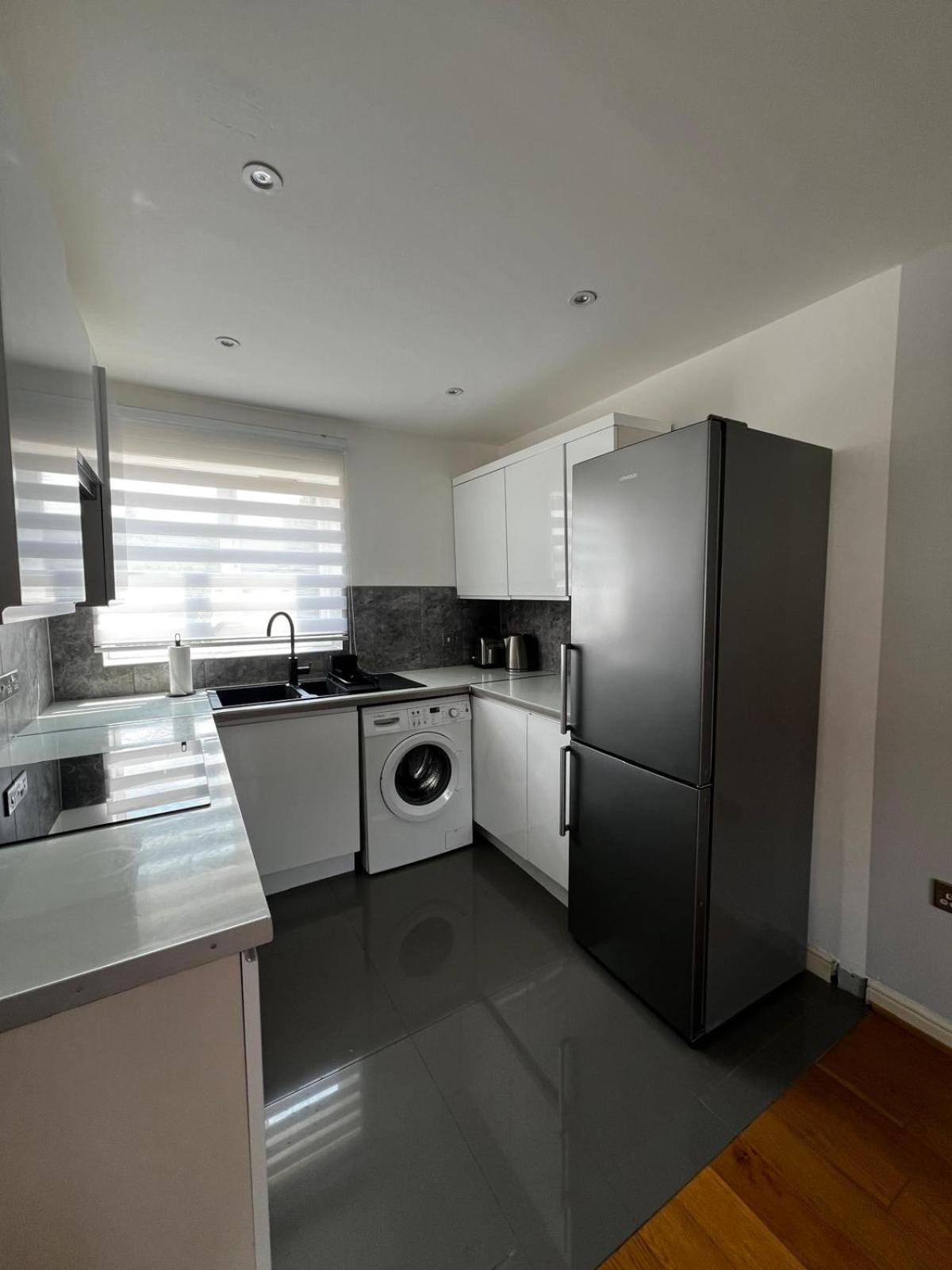 2-bedroom Flat Walking Distance To Excel - Perfect Location!