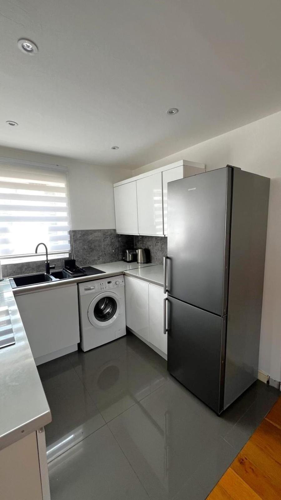 2-bedroom Flat Walking Distance To Excel - Perfect Location! Apartment