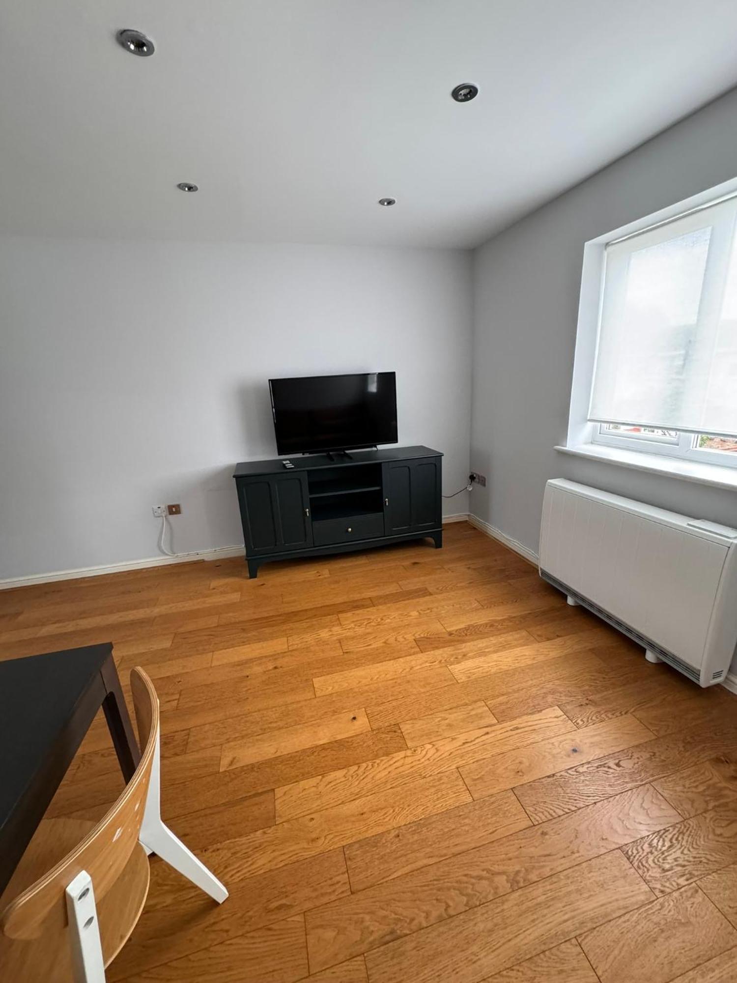 2-bedroom Flat Walking Distance To Excel - Perfect Location! Apartment