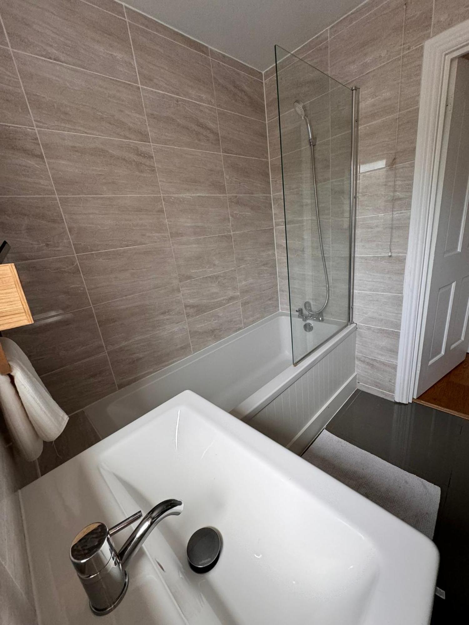 2-bedroom Flat Walking Distance To Excel - Perfect Location! *