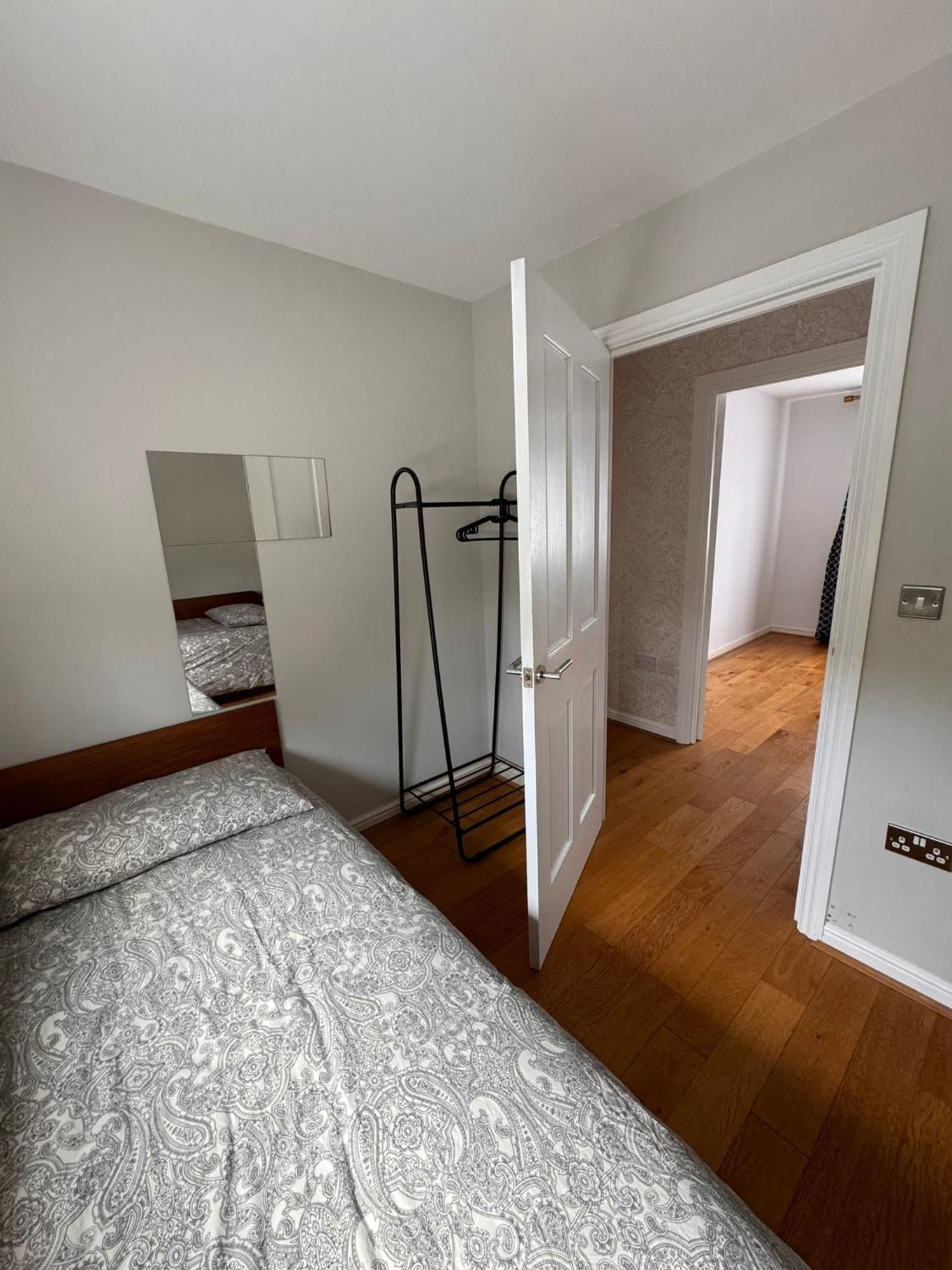 2-bedroom Flat Walking Distance To Excel - Perfect Location! Apartment