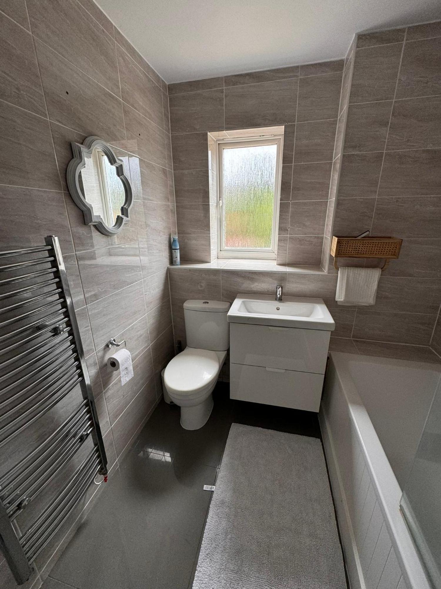 2-bedroom Flat Walking Distance To Excel - Perfect Location!