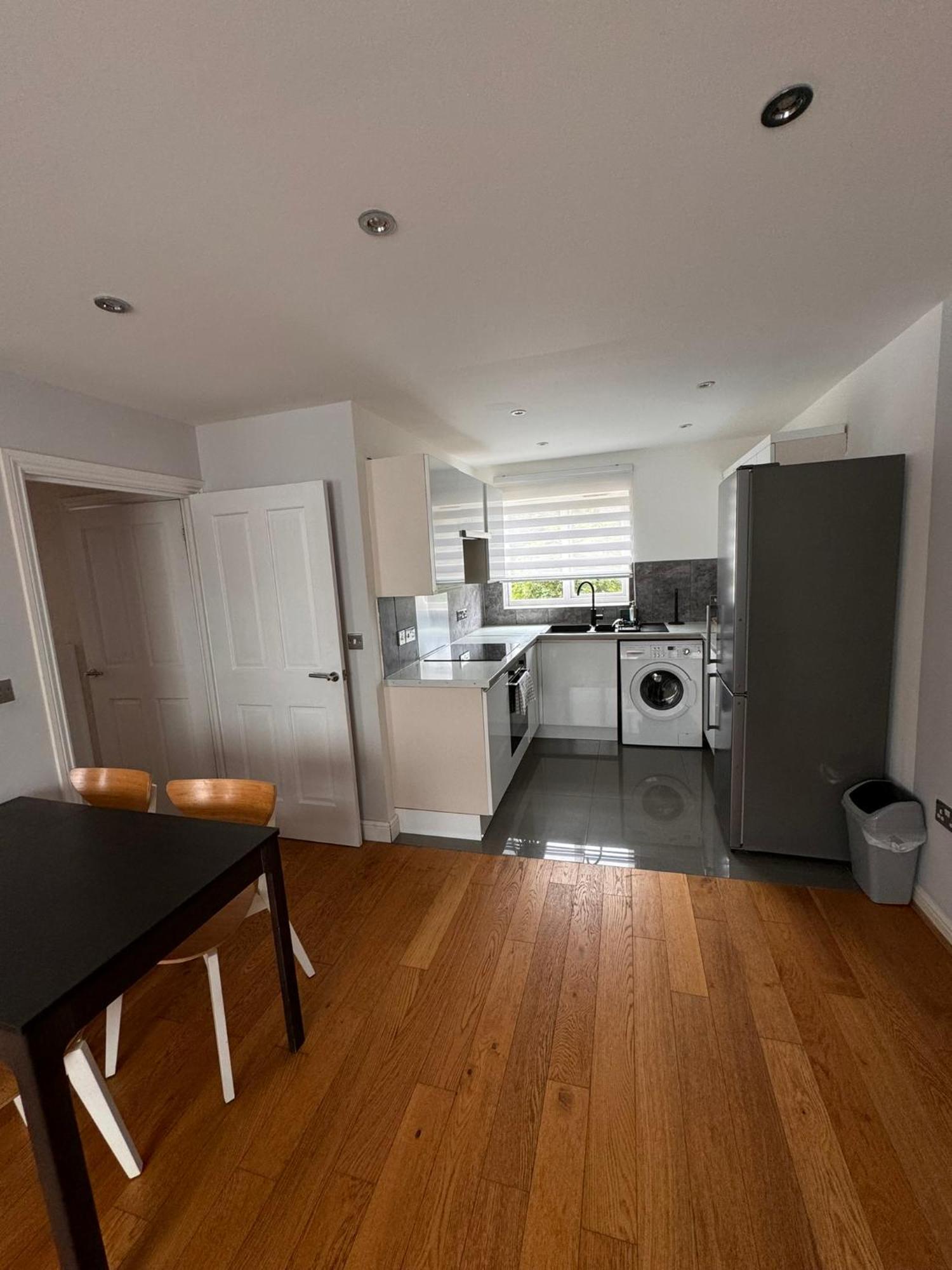 2-bedroom Flat Walking Distance To Excel - Perfect Location! Apartment