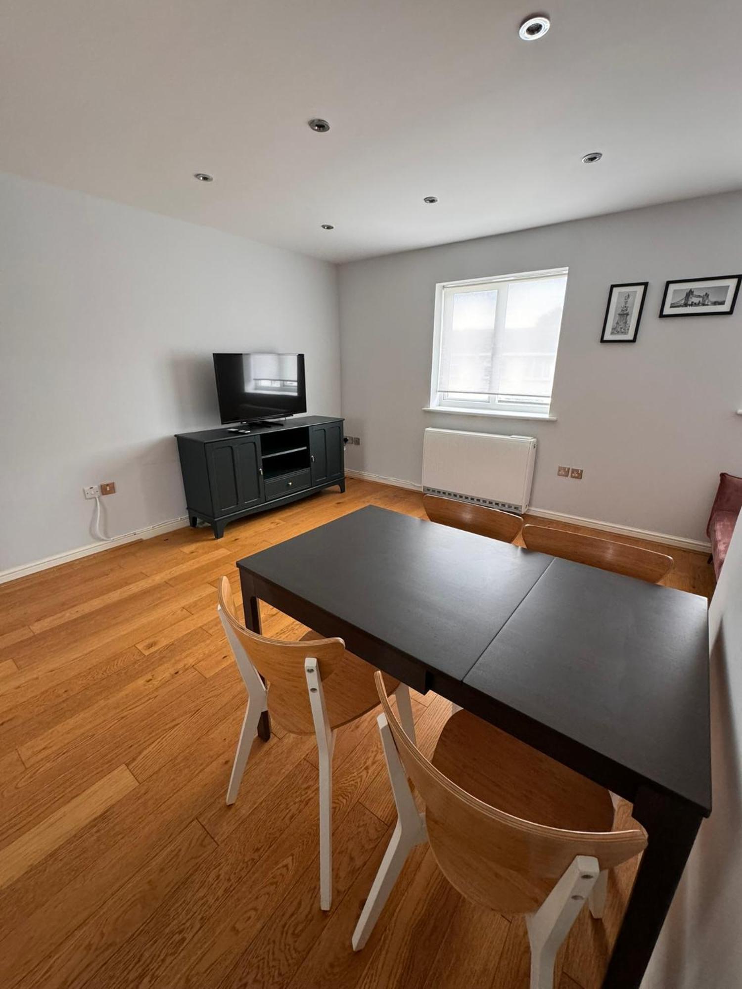 Apartment 2-bedroom Flat Walking Distance To Excel - Perfect Location! *