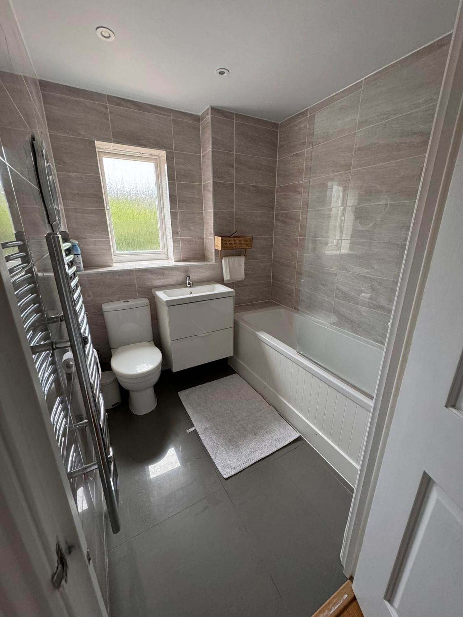 2-bedroom Flat Walking Distance To Excel - Perfect Location! *