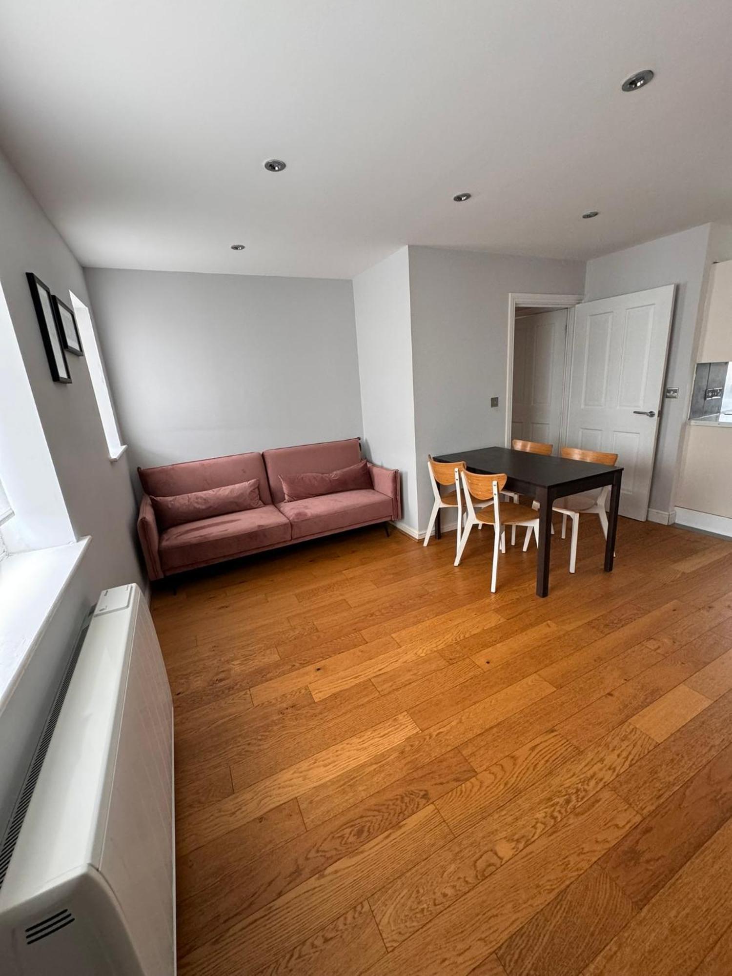 2-bedroom Flat Walking Distance To Excel - Perfect Location! London