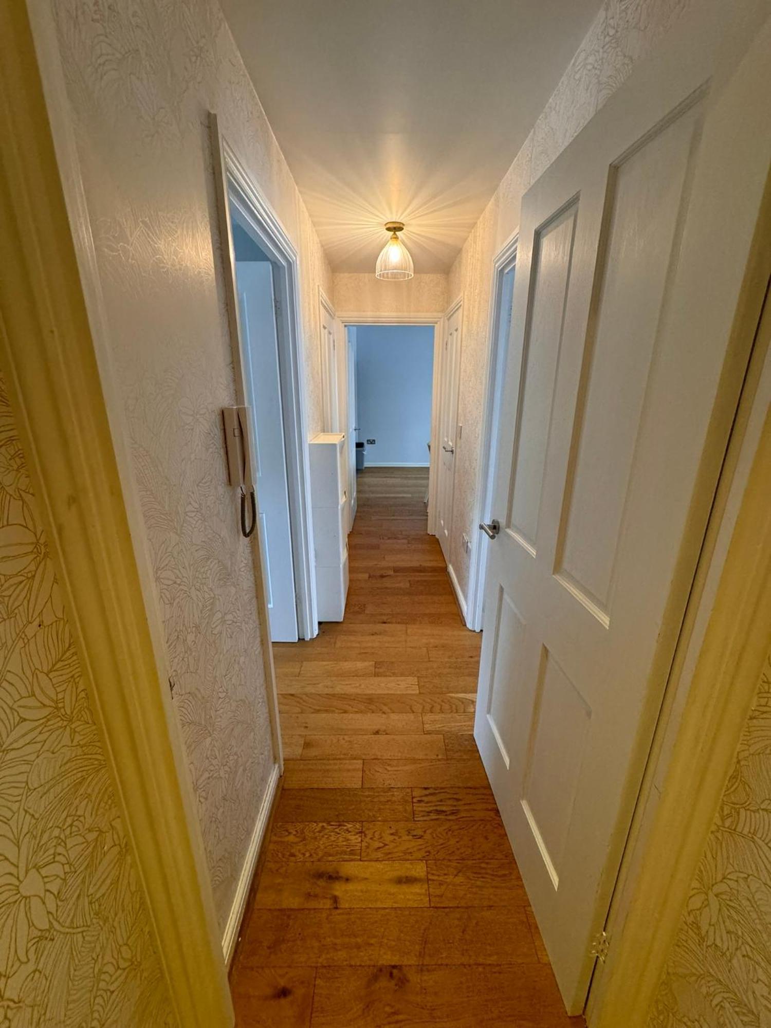 2-bedroom Flat Walking Distance To Excel - Perfect Location! Apartment