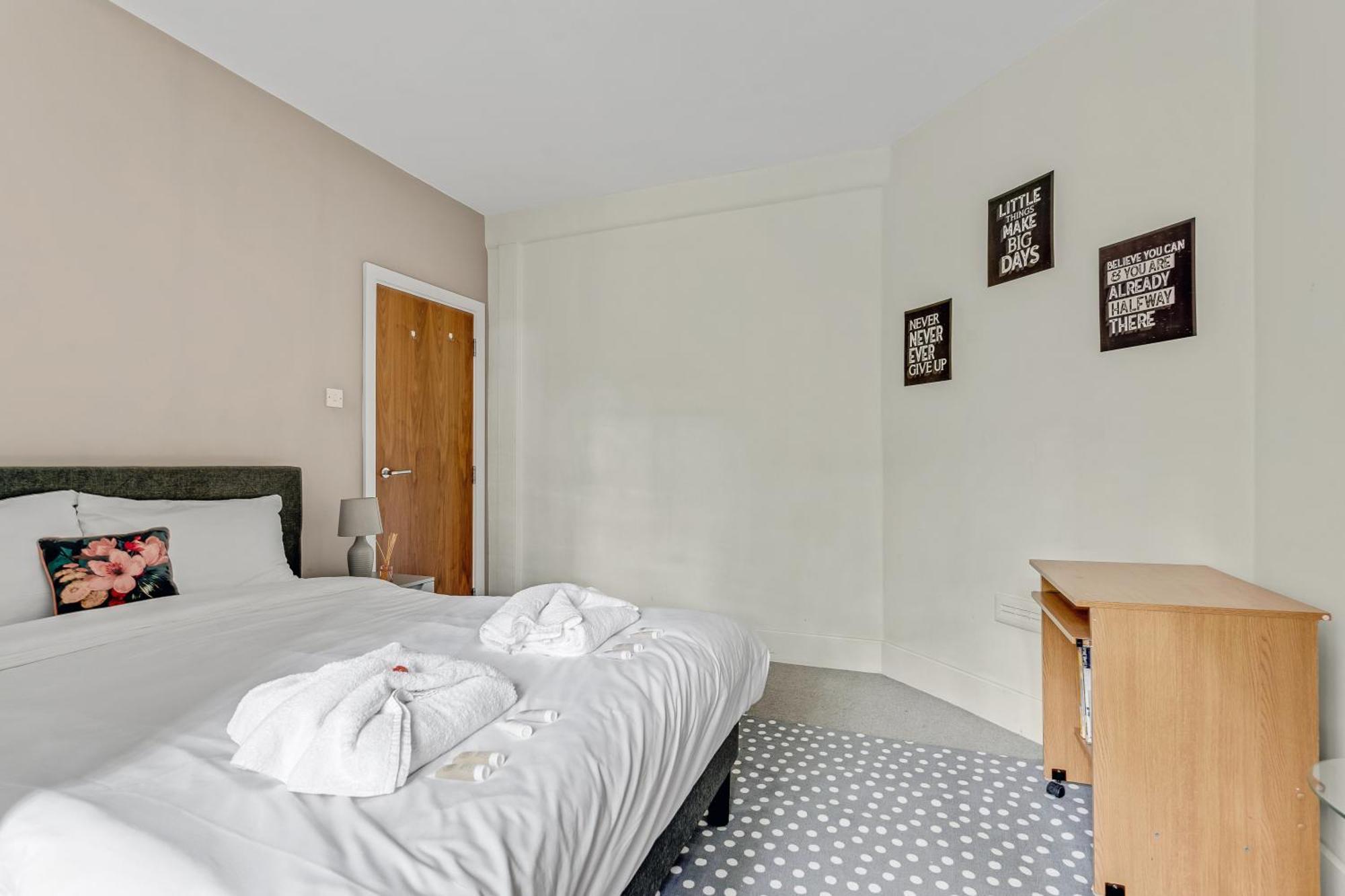 1Bed Flat, Sleeps 3 - 2Min Tube , 20Min Central London, 1Gb Fibre Wifi, Free Snacks & Toiletries, 2 New Smart Tvs & Sofabed Londen