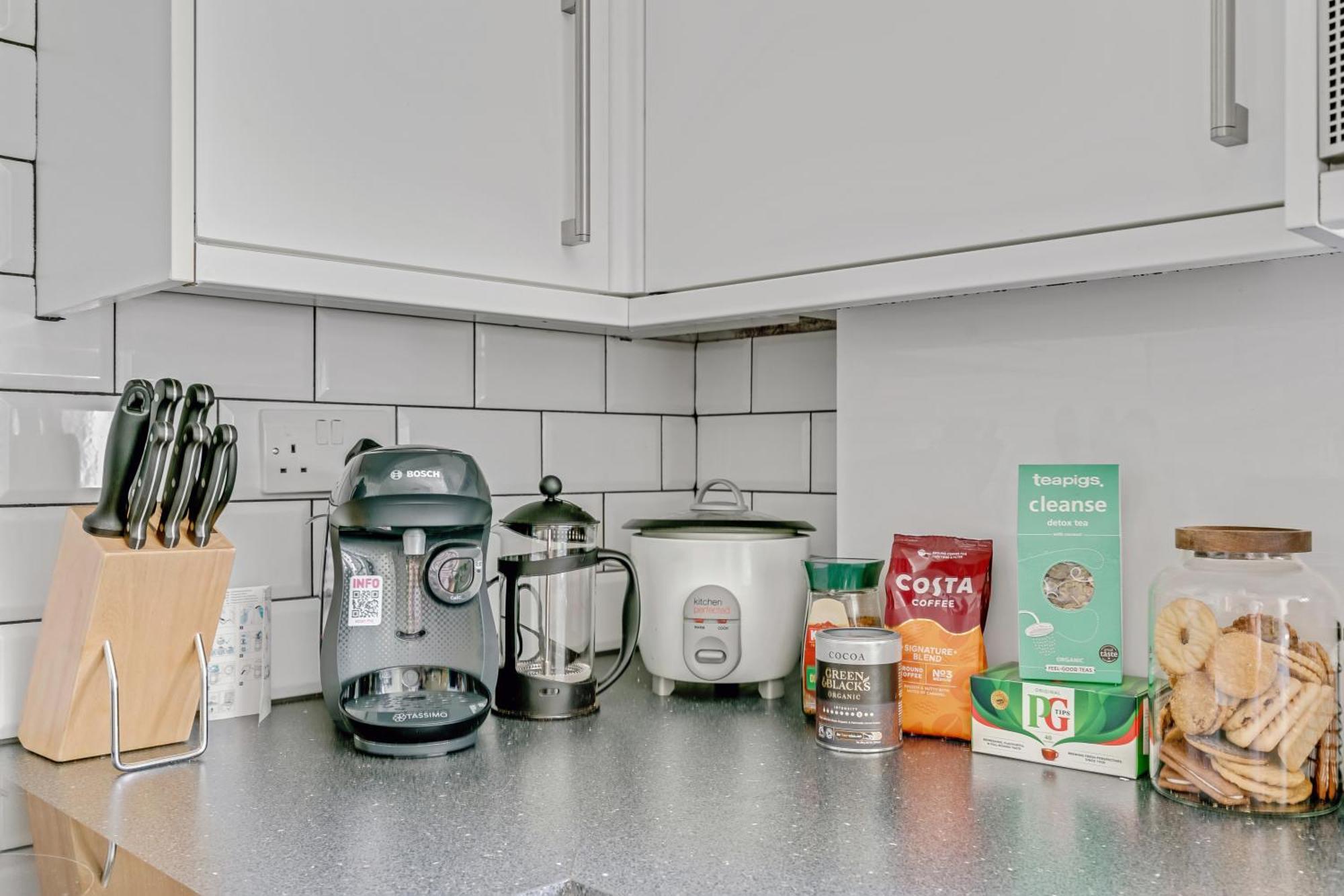 1Bed Flat, Sleeps 3 - 2Min Tube , 20Min Central London, 1Gb Fibre Wifi, Free Snacks & Toiletries, 2 New Smart Tvs & Sofabed * Londen