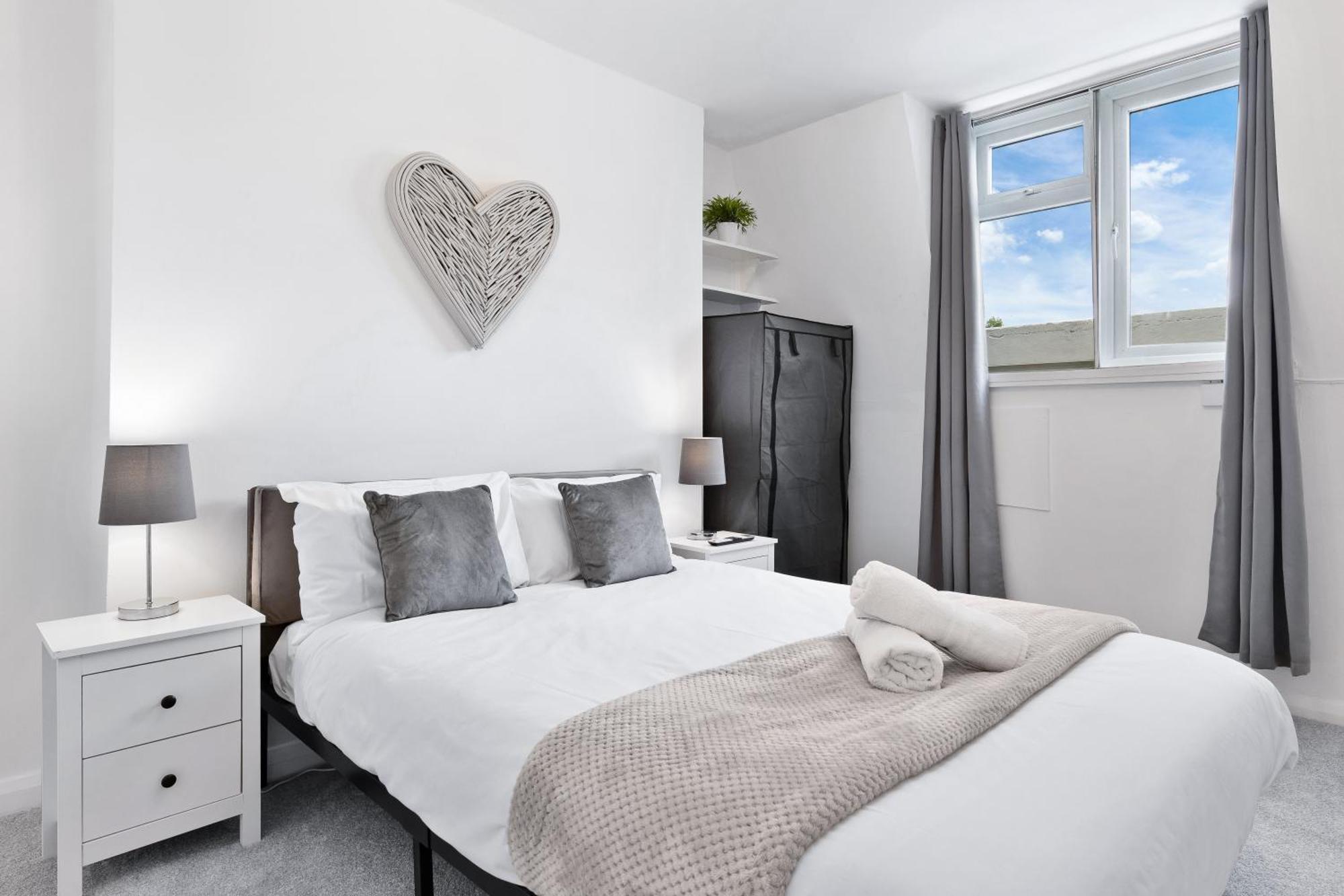 Newly Renovated Kensington 2 Bedroom With Balcony Near Harrods Sleeps 6, 2 Min Walk From Station Londres