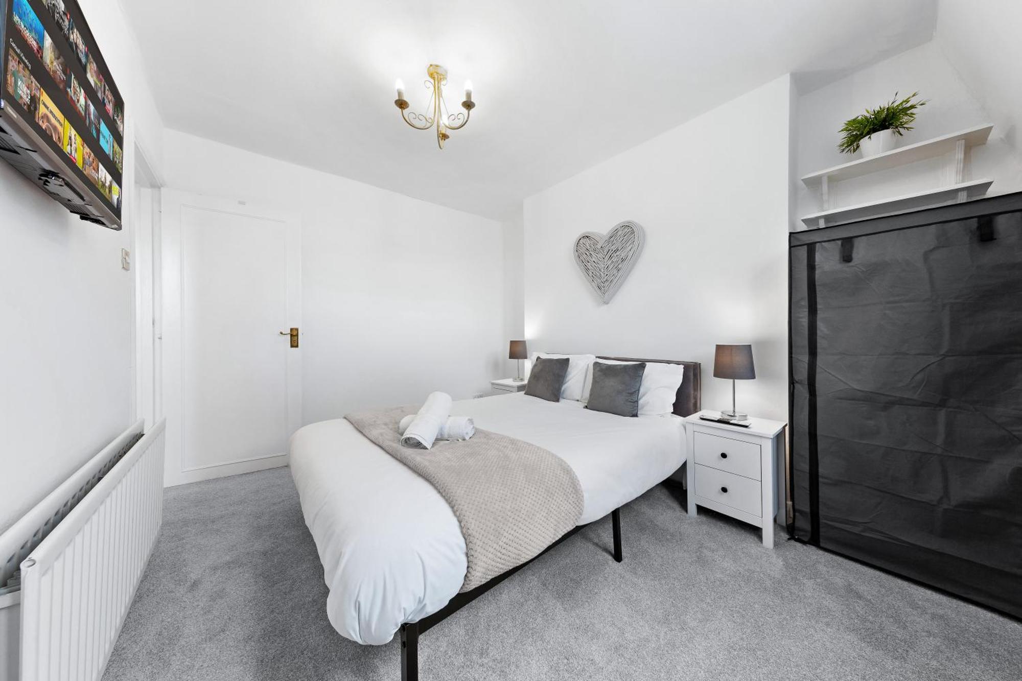 Newly Renovated Kensington 2 Bedroom With Balcony Near Harrods Sleeps 6, 2 Min Walk From Station Apartamento *