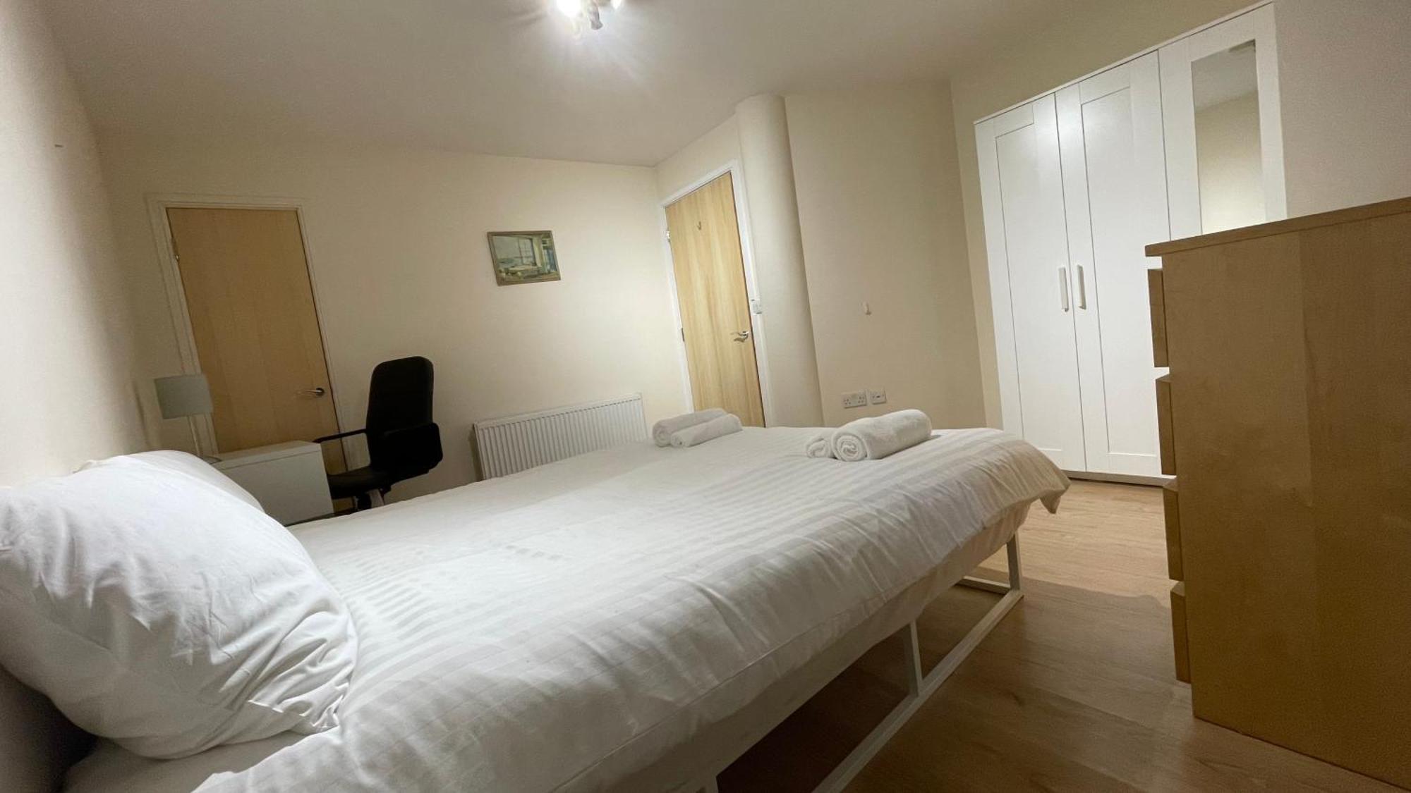 Apartamento 4- Bedroom , 1 Living Flat Near Emirates Stadium *